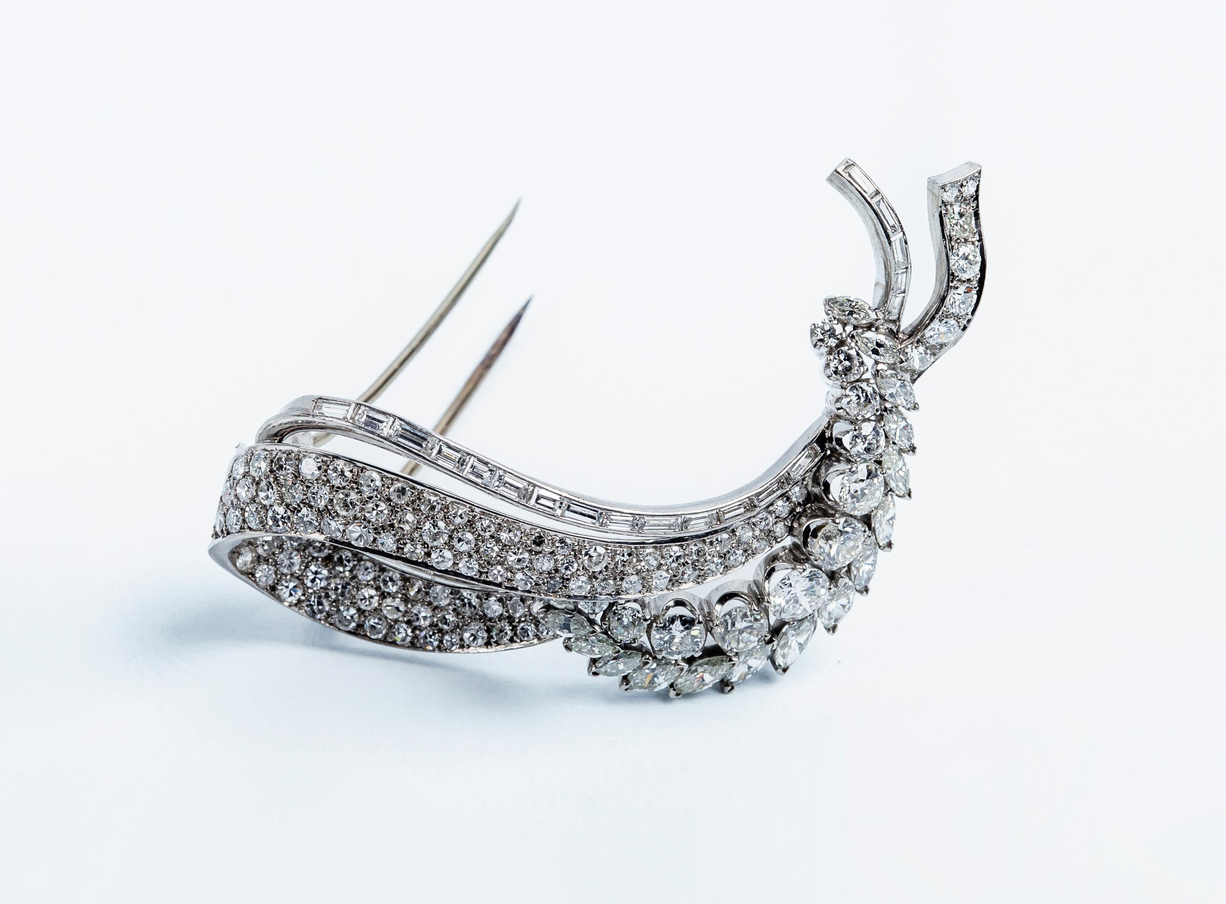 Femenino o masculino Diseño de arpa de broche con diamantes de talla antigua de la década de 1940 con un total de 8 ct de diamantes en venta