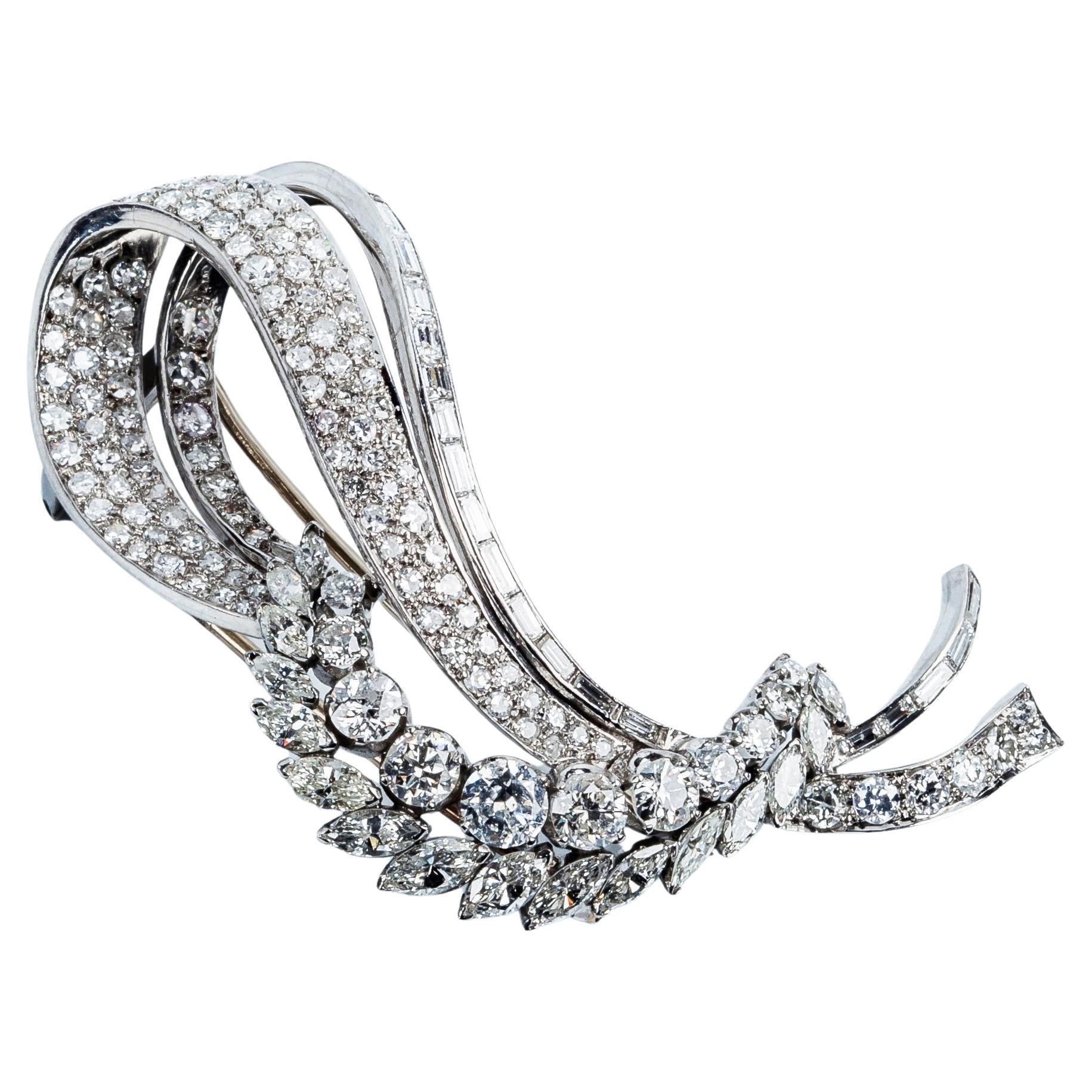 Diseño de arpa de broche con diamantes de talla antigua de la década de 1940 con un total de 8 ct de diamantes en venta