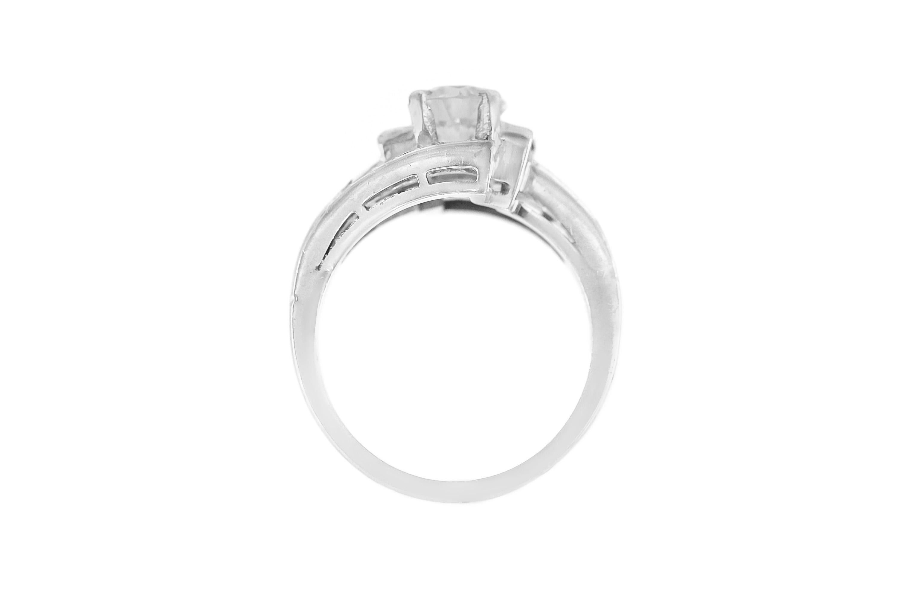 Taille brillant Vintage 1940s 0.75 Carat Round Brilliant Cut Diamond Engagement Ring en vente