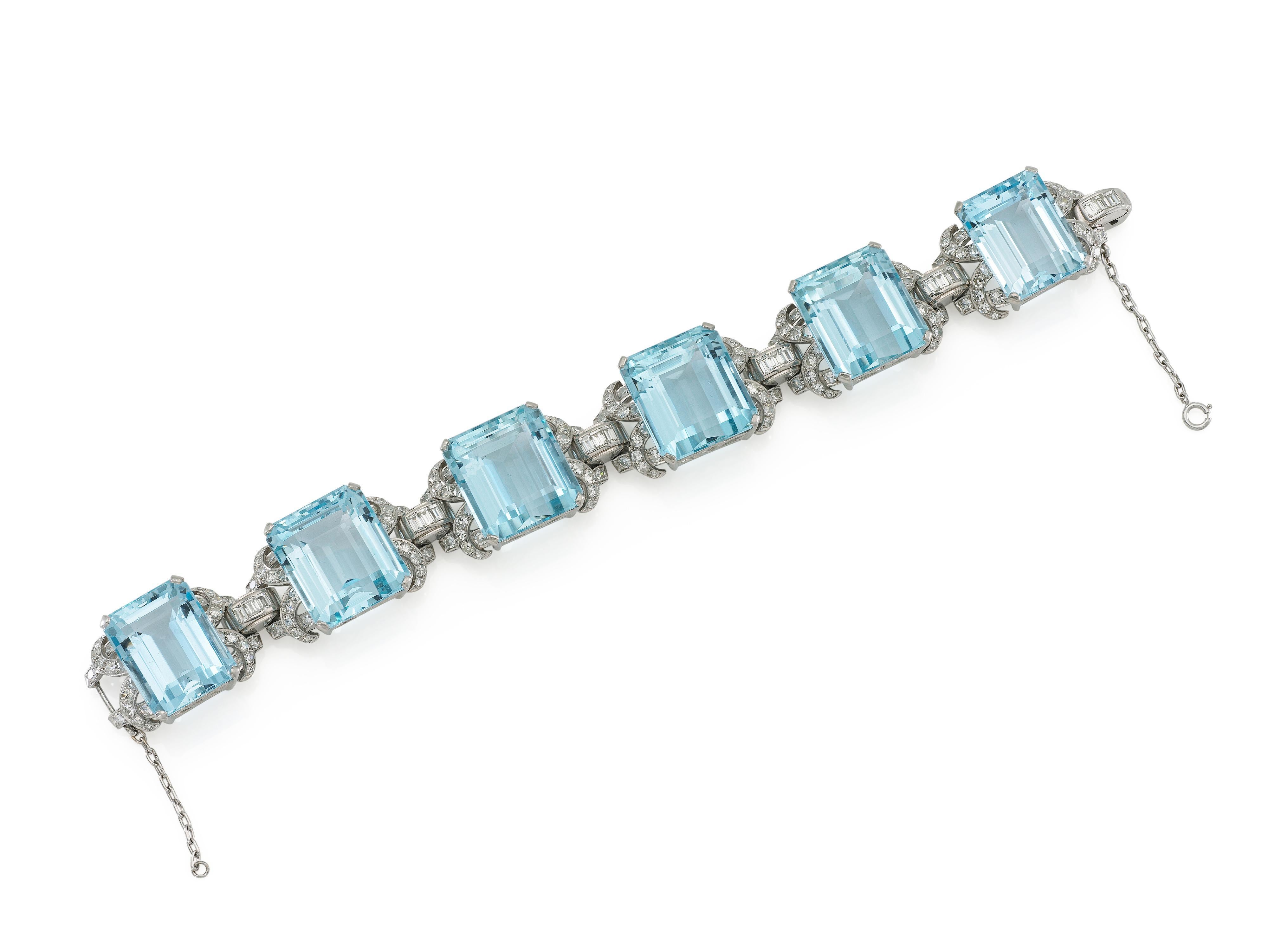Finemente realizzato in platino con sei Acquamarine per un peso totale di circa 110,00 carati e Diamanti taglio Brilliante per un peso totale di circa 10,00 carati.
Circa anni '1940
Misura 6 3/4 pollici