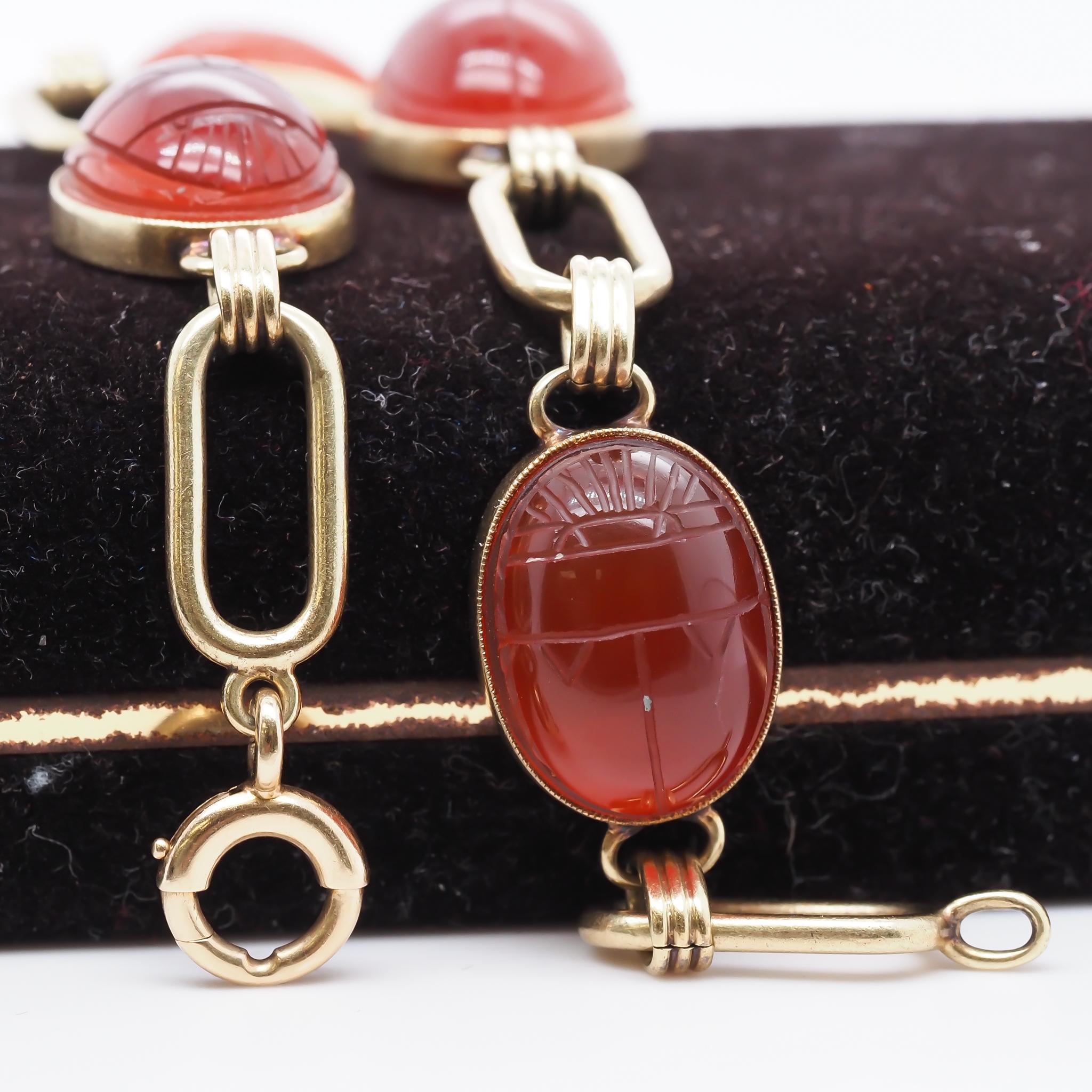 Vintage 1940s 14K Yellow Gold Carnelian Scarab Link Bracelet In Good Condition For Sale In Hicksville, NY