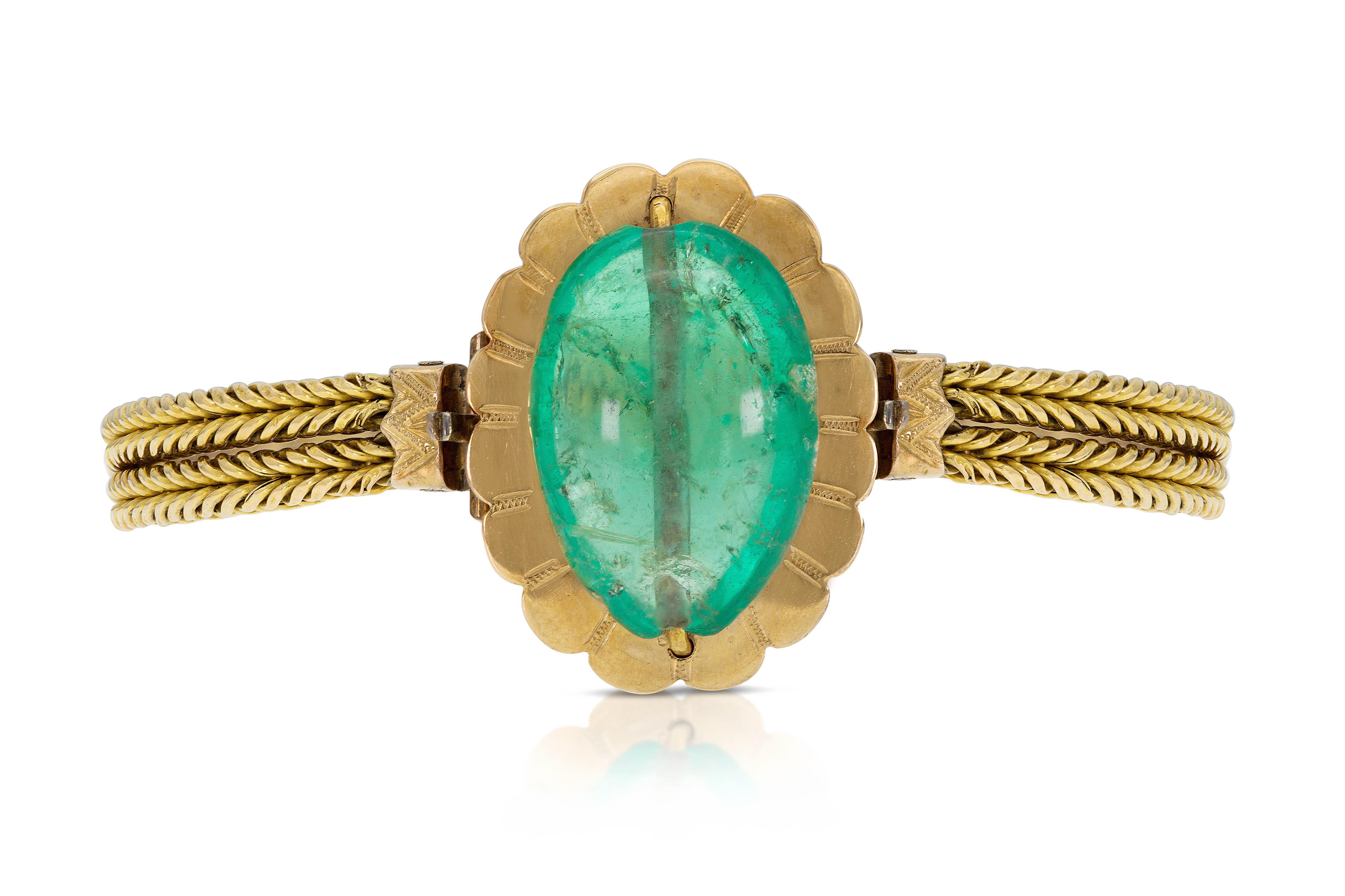 Fein gearbeitet in 14k Gelbgold mit einem Cabochon Smaragd mit einem Gewicht von etwa 15,00 Karat.
CIRCA 1940er Jahre
Größe 7 3/4 Zoll