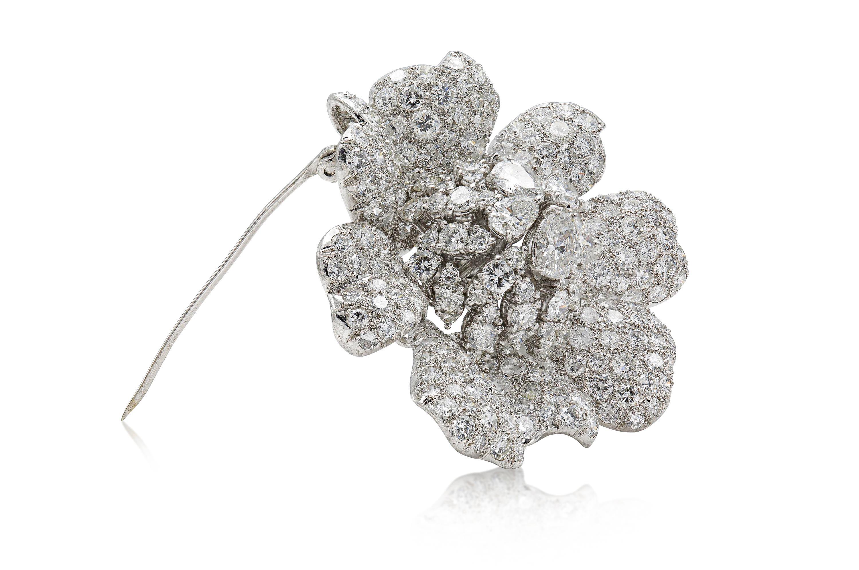 Finement réalisé en platine avec des diamants en forme de poire et des diamants ronds de taille brillante pesant au total environ 15,00 carats.
Circa 1940s
2 1/8 x 1 7/8 pouces
Peut être porté en broche ou en pendentif.