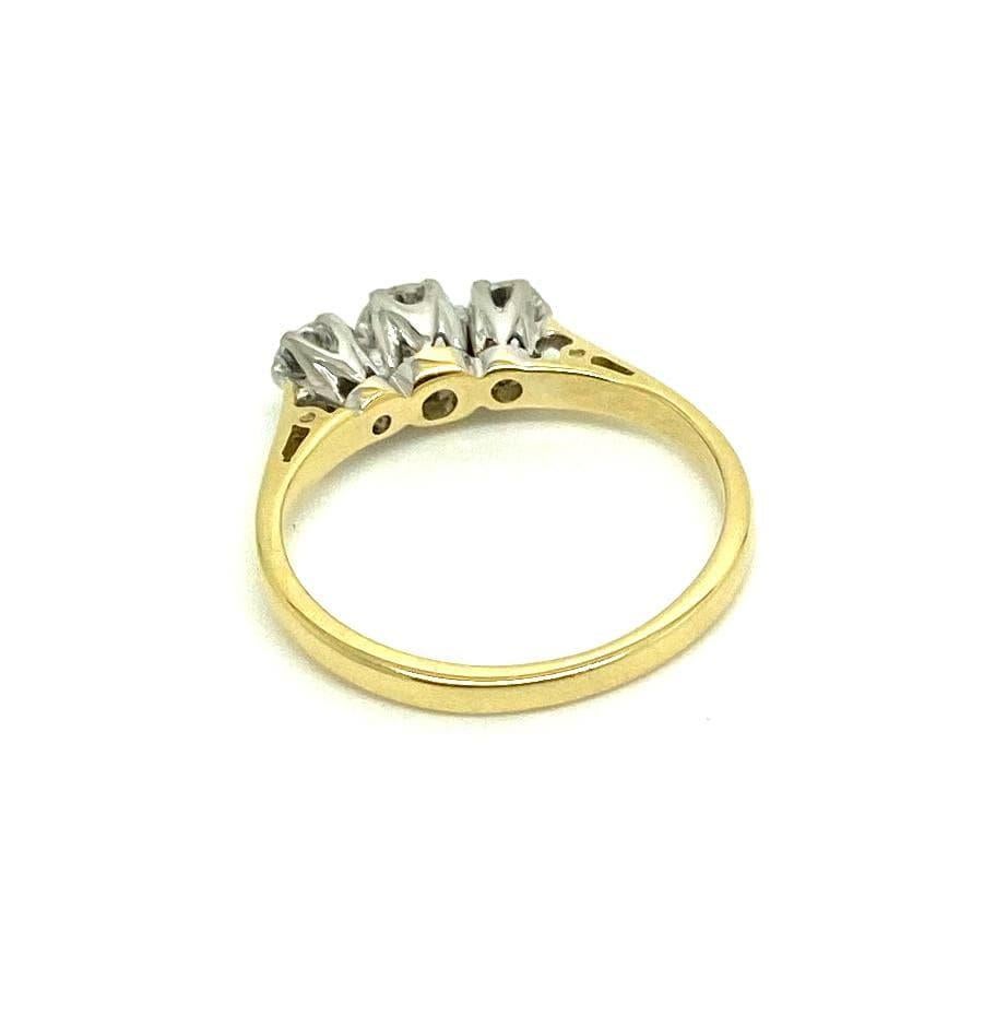 Brilliant Cut Vintage 1940s 18 Carat Gold 0.42 Carat Diamond Ring For Sale