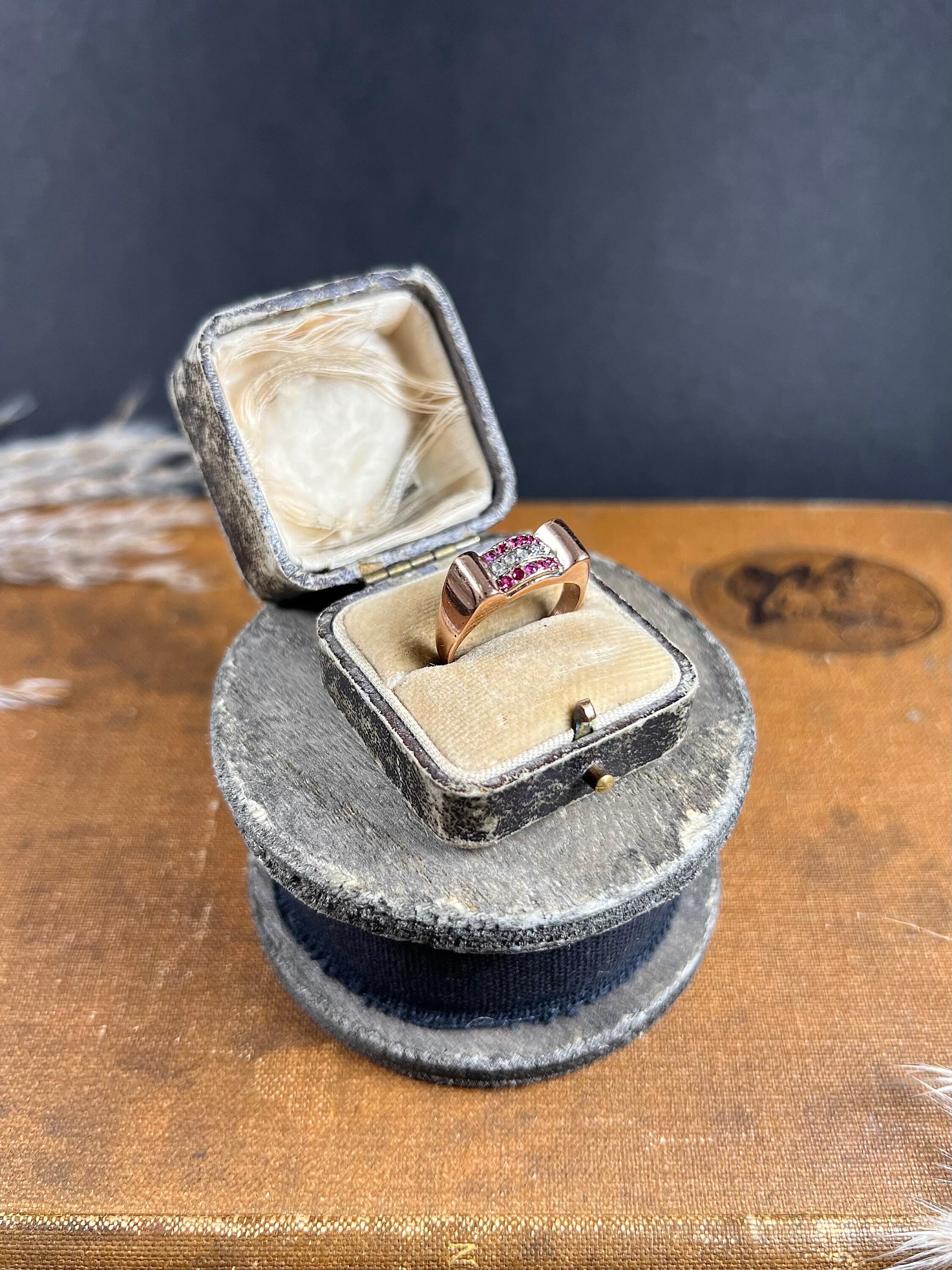 Vintage 1940s, 18ct Rose Gold, Three Row Ruby & Diamond Tank Cocktail Ring For Sale 1