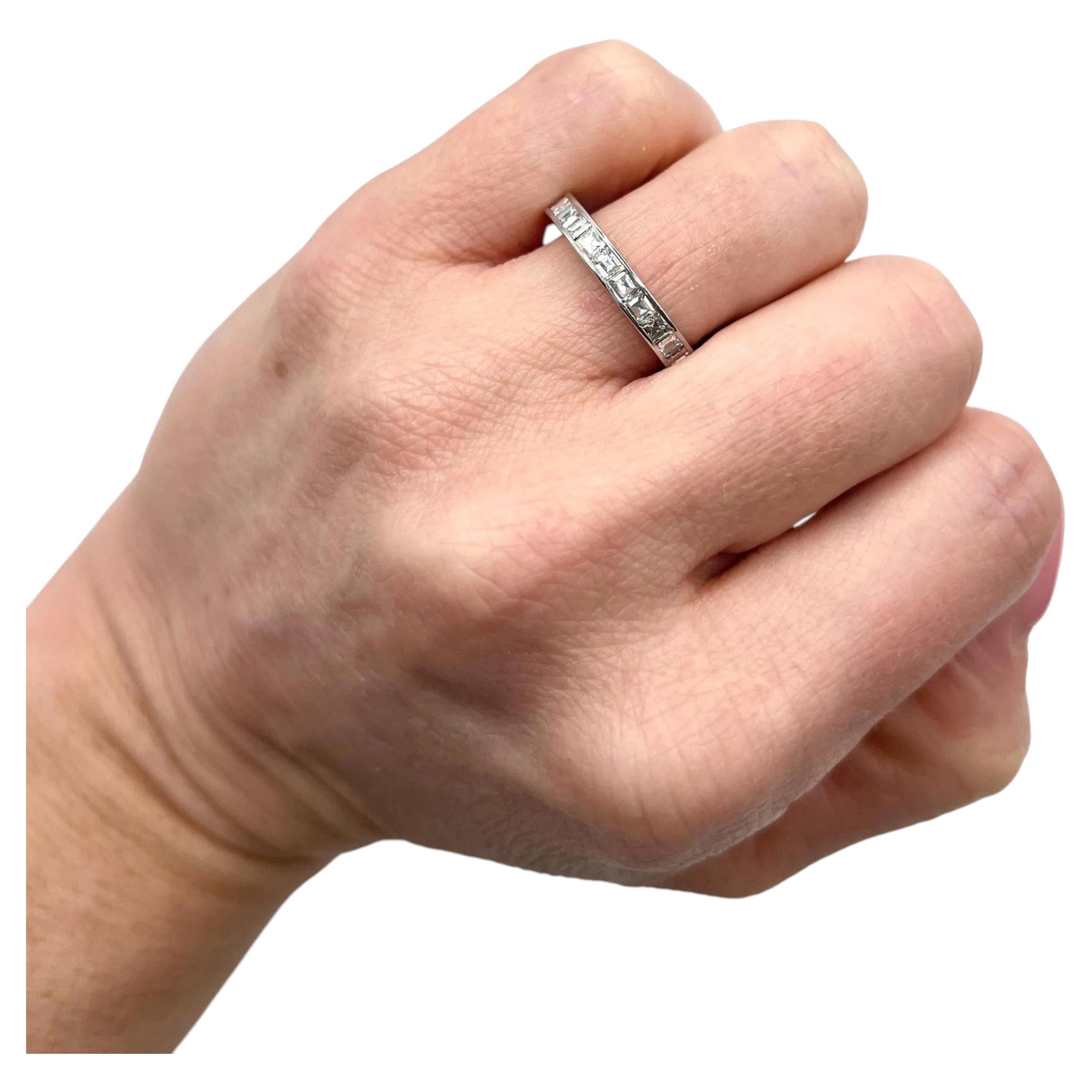 Bague d'éternité vintage des années 1940 en or blanc 18 carats, sertie de diamants sur toute la circonférence (2 carats) en vente