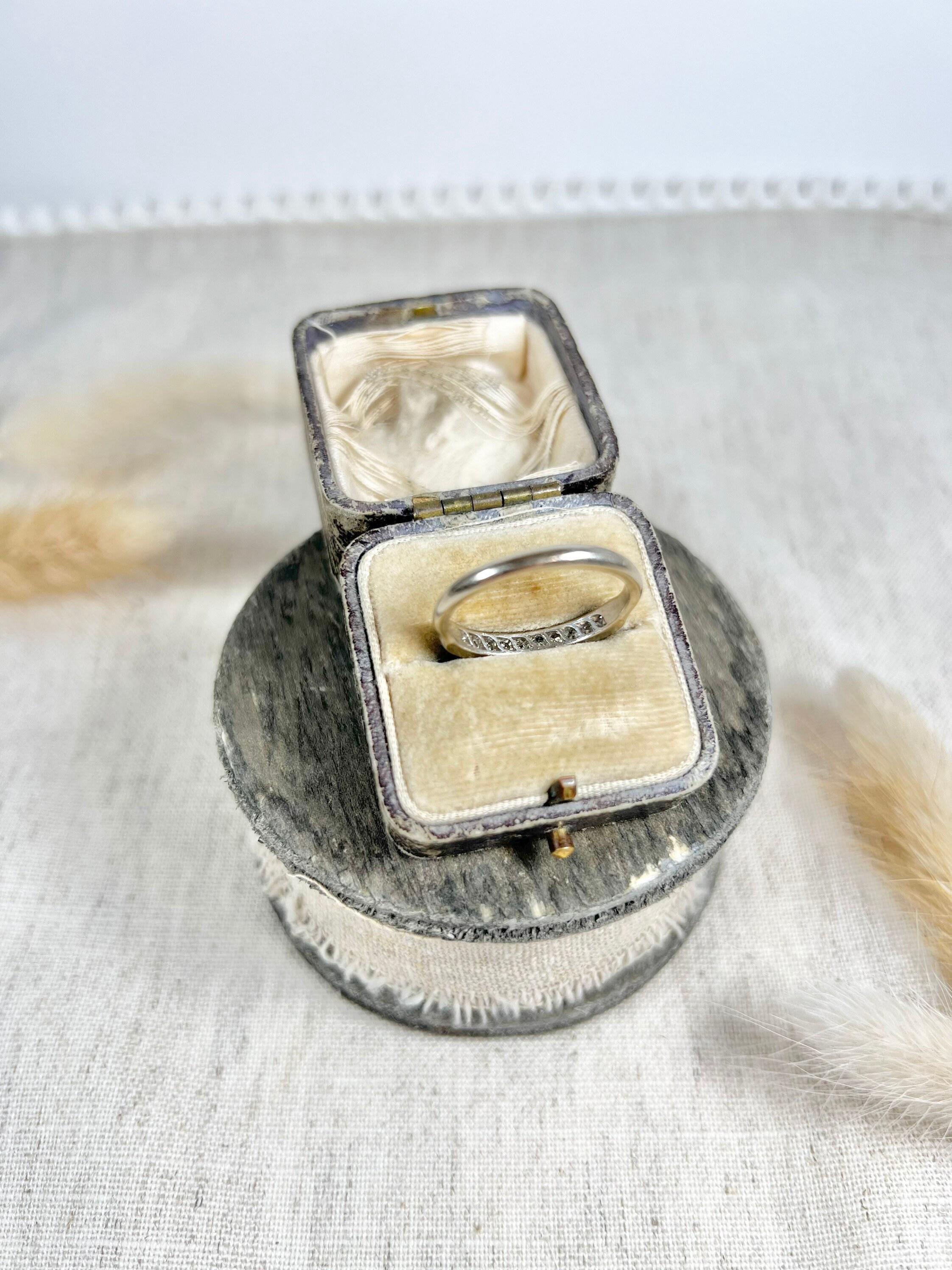 Vintage 1940's 18ct White Gold Diamond Half Eternity  (Brillantschliff) im Angebot