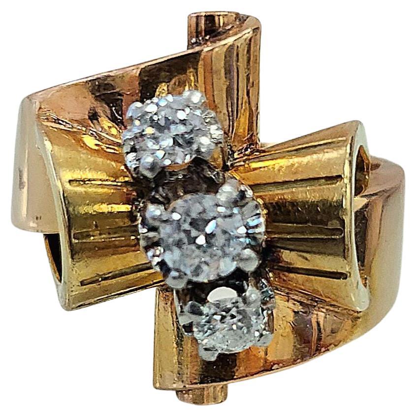 Vintage 1940s 18K Rose Gold Cocktail Ring mit Old European Cut Diamanten

Dieser exquisite Cocktailring aus den 1940er Jahren aus massivem 18-karätigem Roségold ist zeitlos elegant. Der Ring ist mit drei atemberaubenden Diamanten im alten