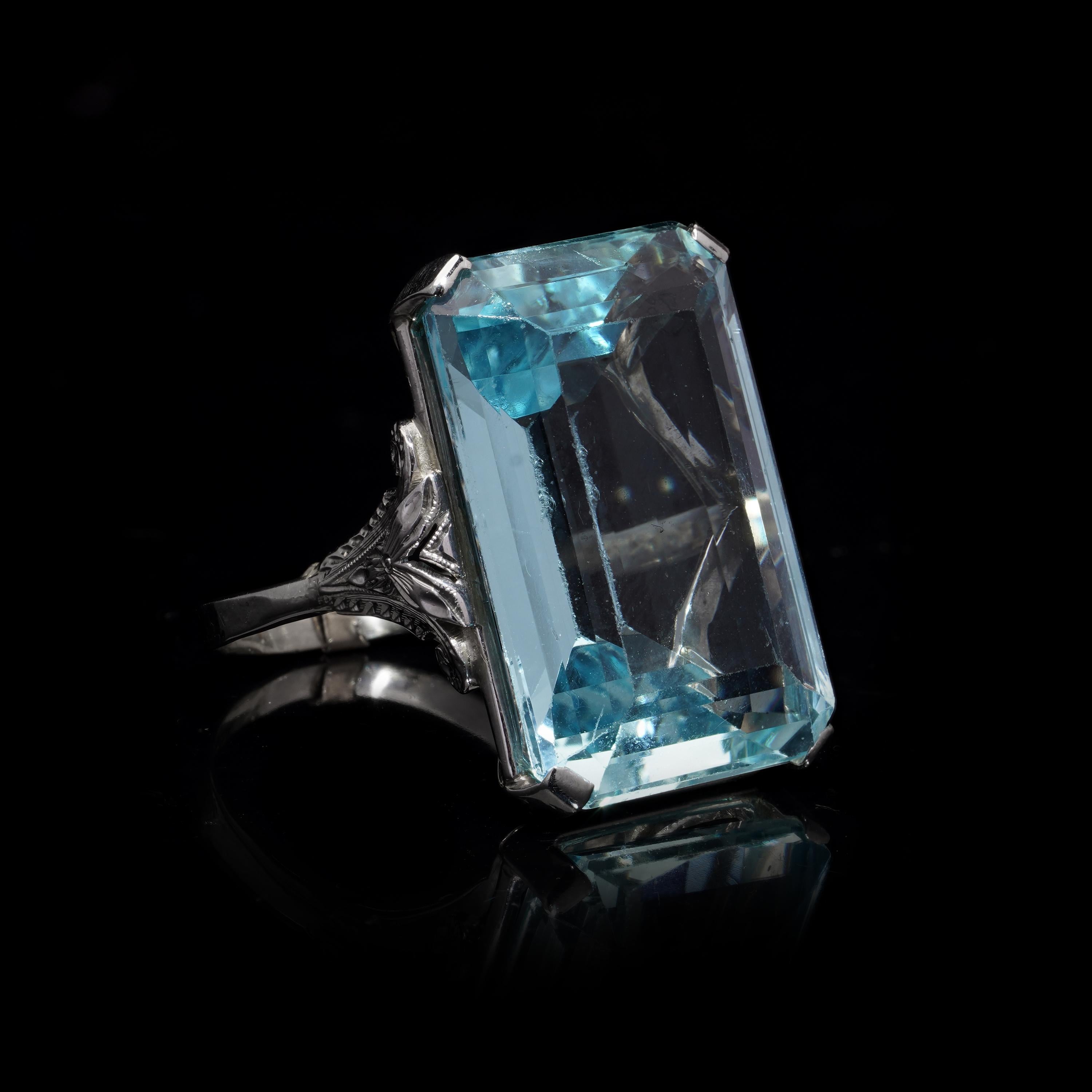 Emerald Cut Vintage 1940s 18kt Gold Natural Aquamarine Ring For Sale