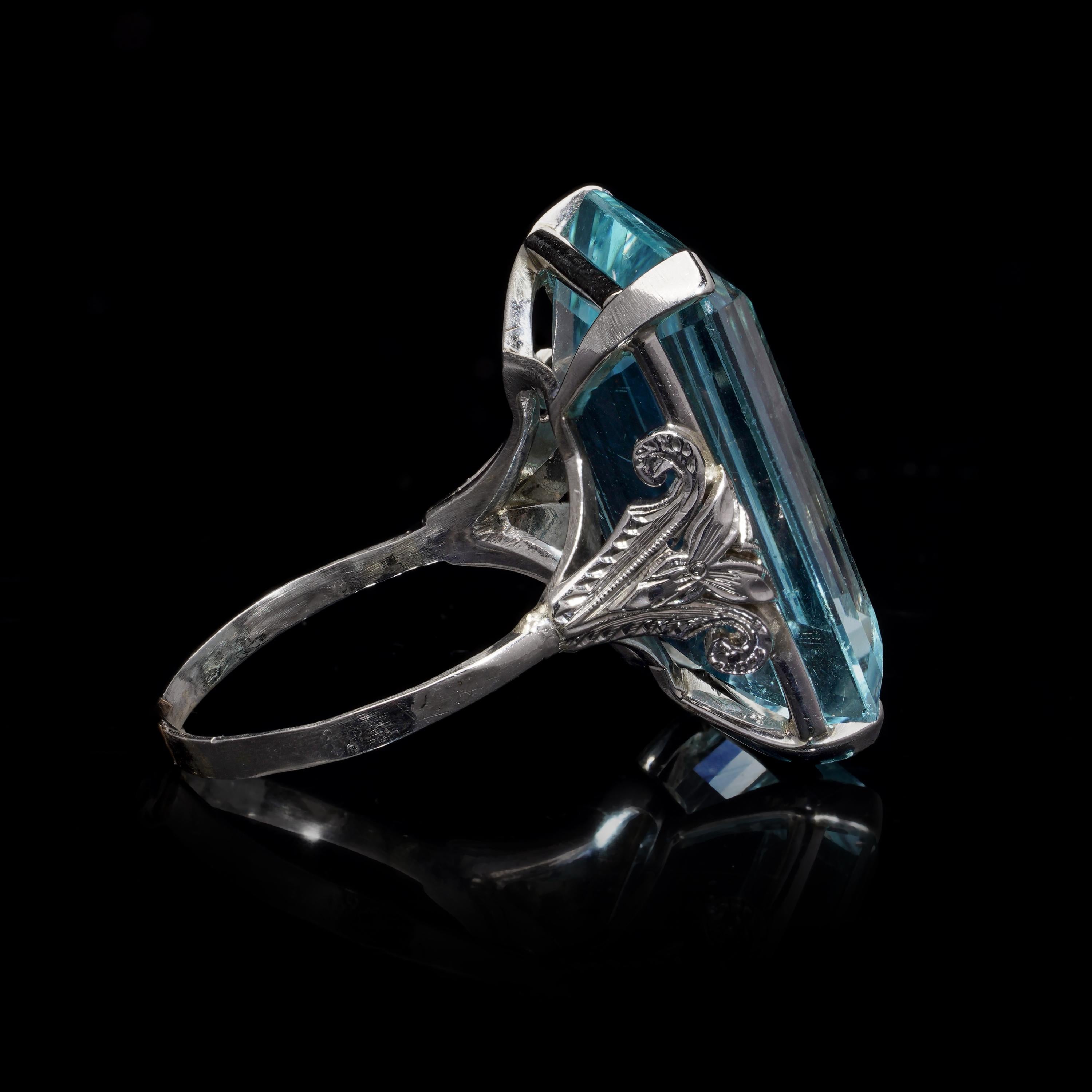 Vintage 1940s 18kt Gold Natural Aquamarine Ring In Excellent Condition For Sale In Braintree, GB