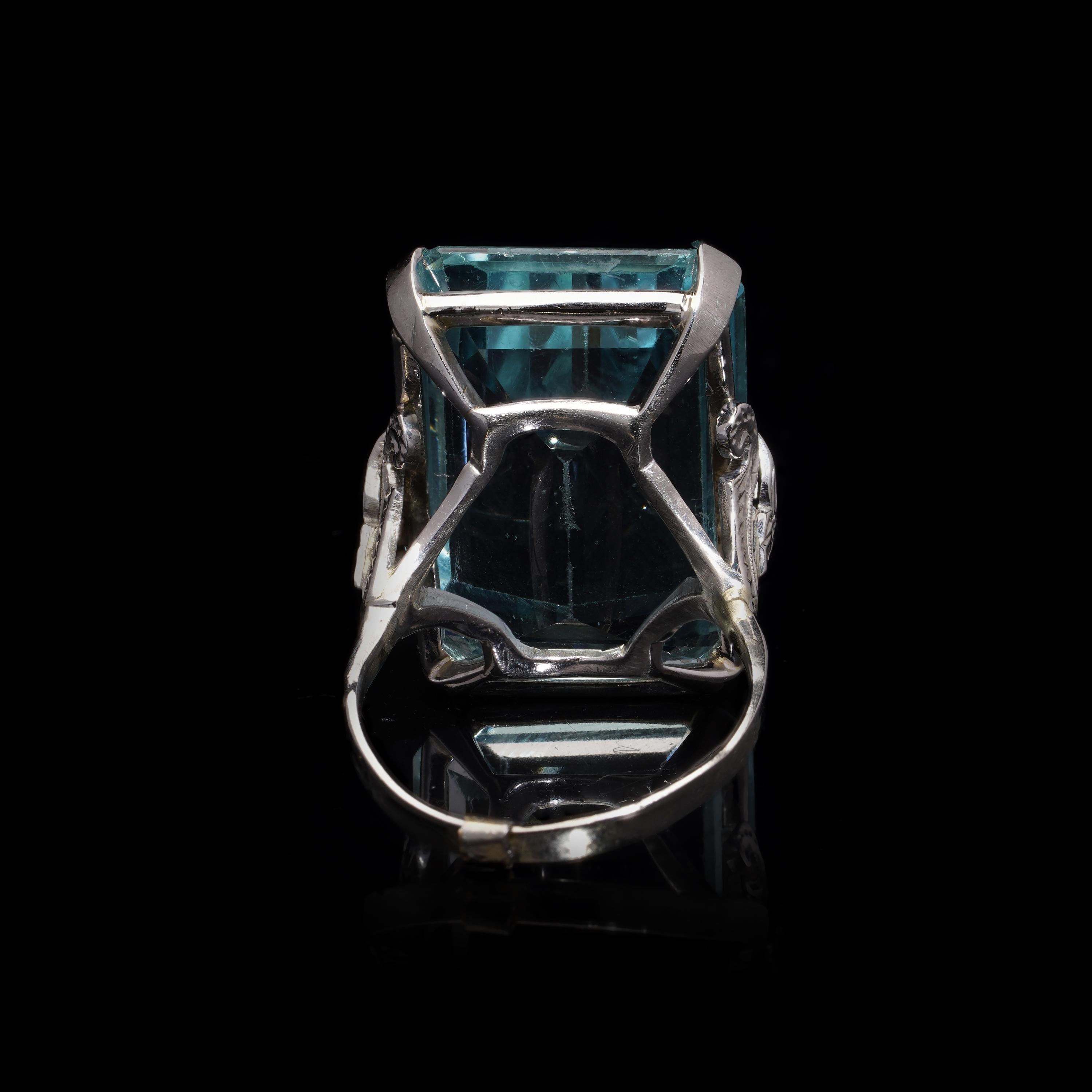 Women's Vintage 1940s 18kt Gold Natural Aquamarine Ring For Sale