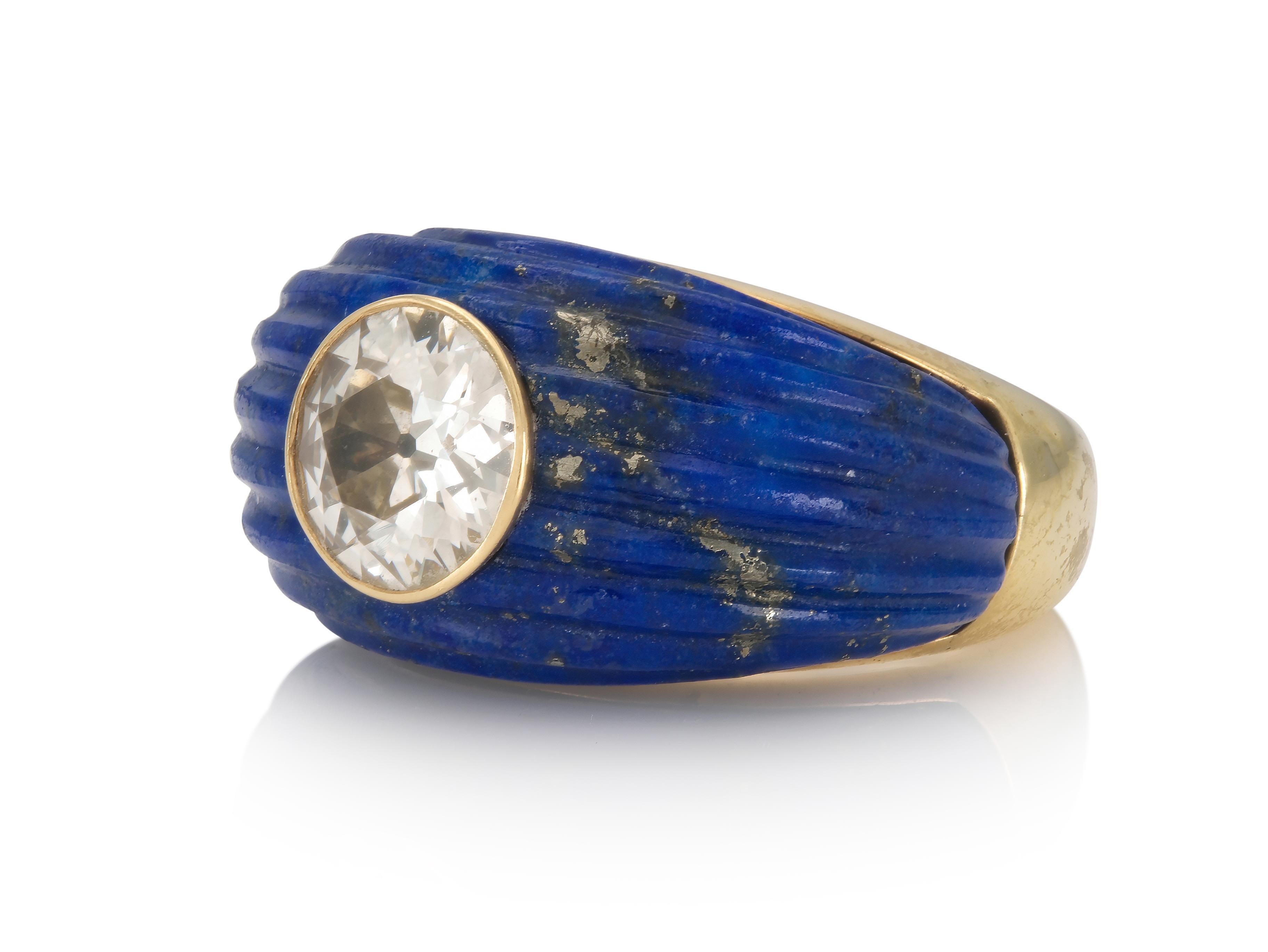 Fein in Handarbeit in 18k Gelbgold mit einem Old European cut Diamond mit einem Gewicht von ca. 2,40 Karat, O-P Farbe, SI Klarheit, und eine geschnitzte Lapis Lazuli.
CIRCA 1940er Jahre
Größe 4 1/2, größenverstellbar