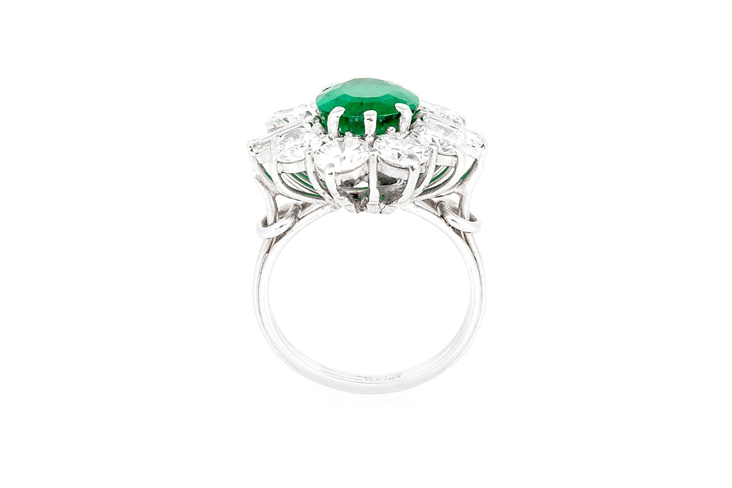 Vintage 1940er Jahre 2,50 Karat Smaragd & 4,00 Karat Diamant-Cluster-Ring im Zustand „Gut“ im Angebot in New York, NY