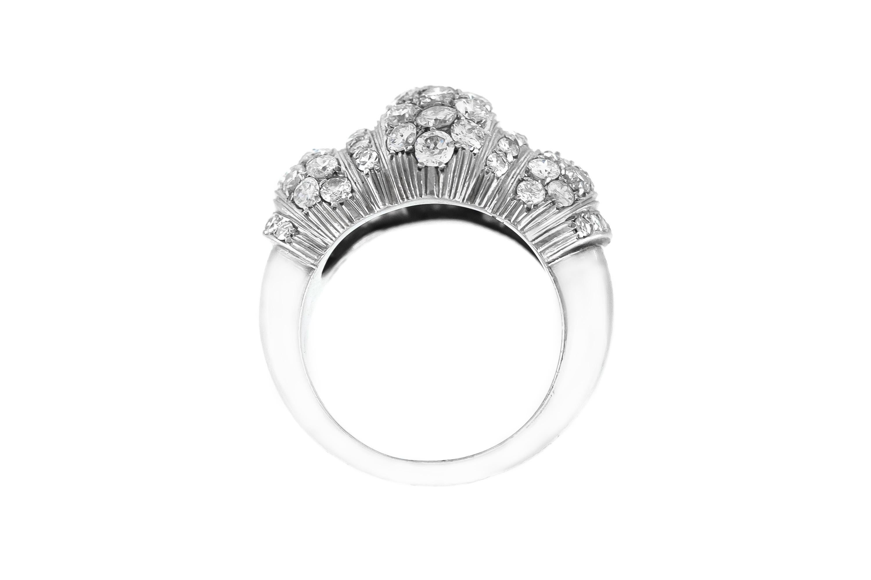 Finement réalisée en platine avec des diamants ronds, brillants et taille unique pesant environ 3.50 carats au total.
Circa 1940s
Taille 8 1/2, redimensionnable