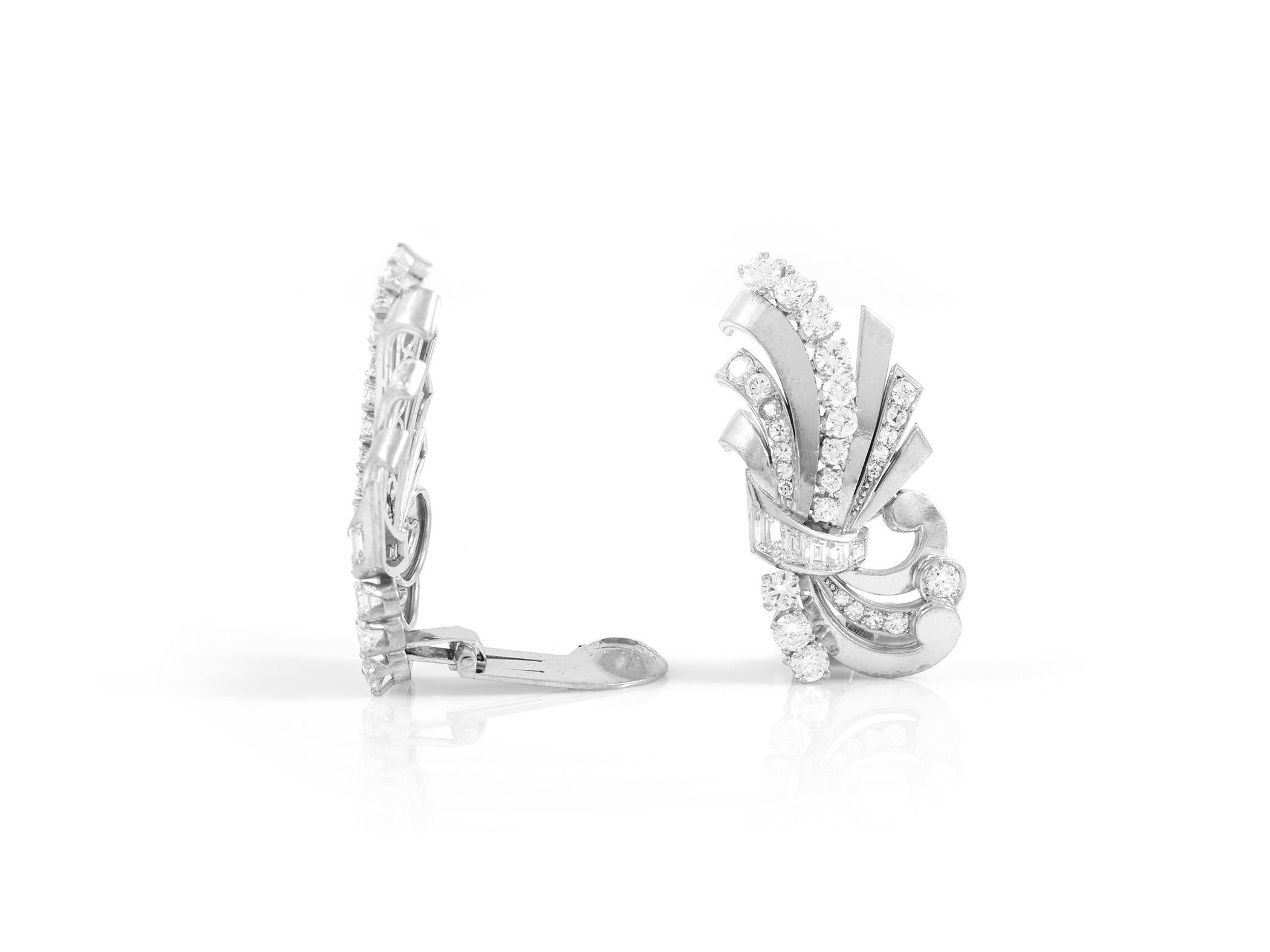 Fein gearbeitet aus Platin mit Diamanten im Brillant- und Baguetteschliff mit einem Gesamtgewicht von etwa 4.00 Karat.
CIRCA 1940er Jahre
1 1/2 x 3 /4 Zoll