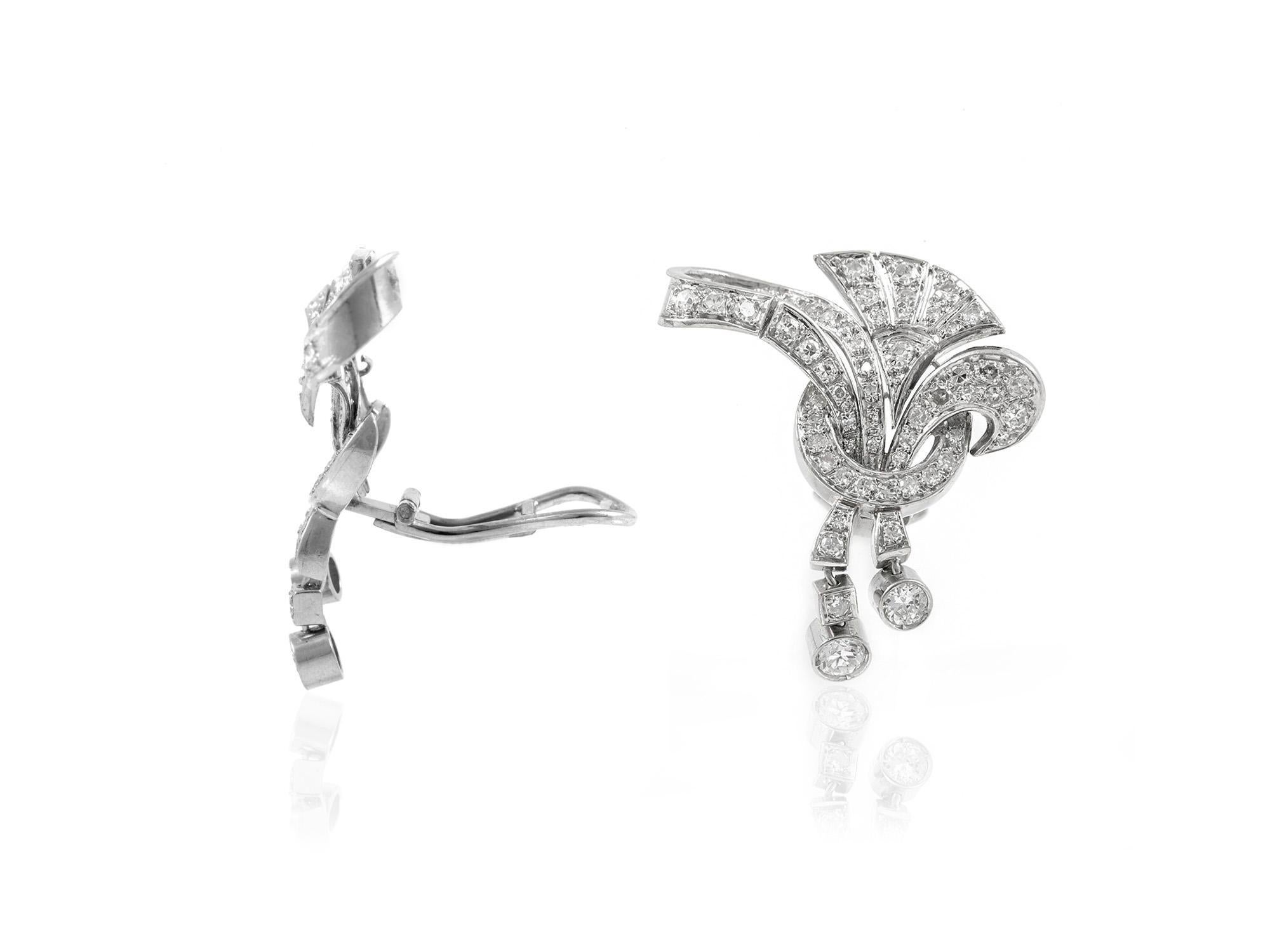 Fein gearbeitet aus Platin mit runden Brillanten und Diamanten im Einzelschliff mit einem Gesamtgewicht von etwa 4,30 Karat.
CIRCA 1940er Jahre
1 1/2 x 1 Zoll