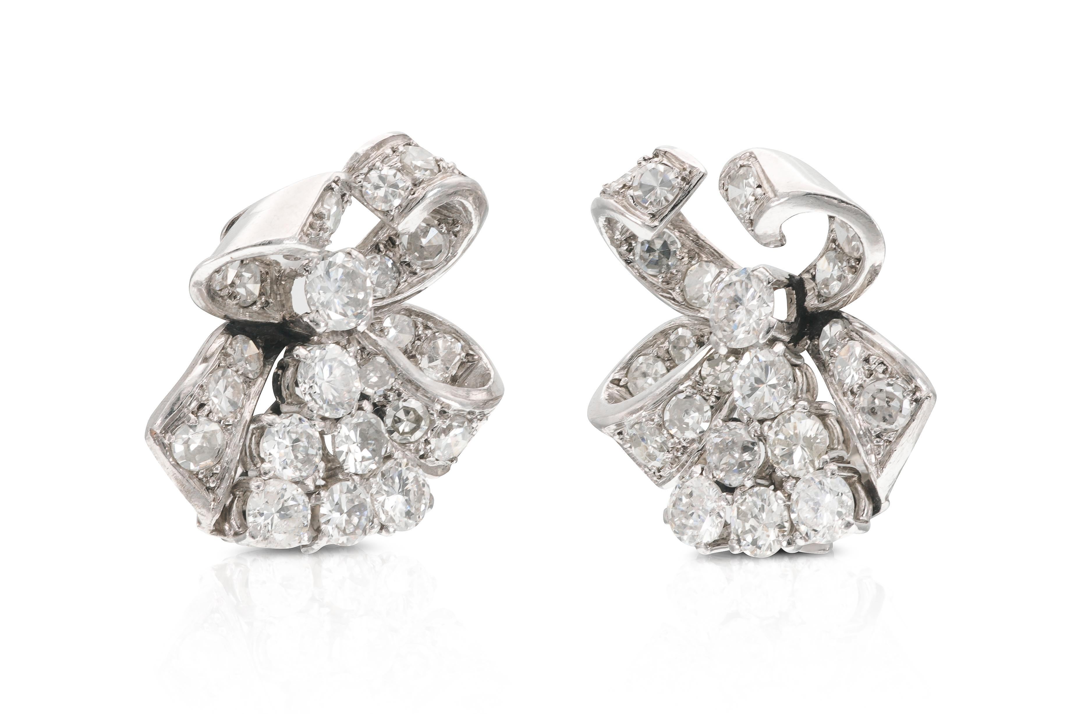 Finely crafted in platinum with Round Brilliant cut Diamonds weighing a total of approximately 4.50 carats.
Circa 1940s
3/4 inch diameter