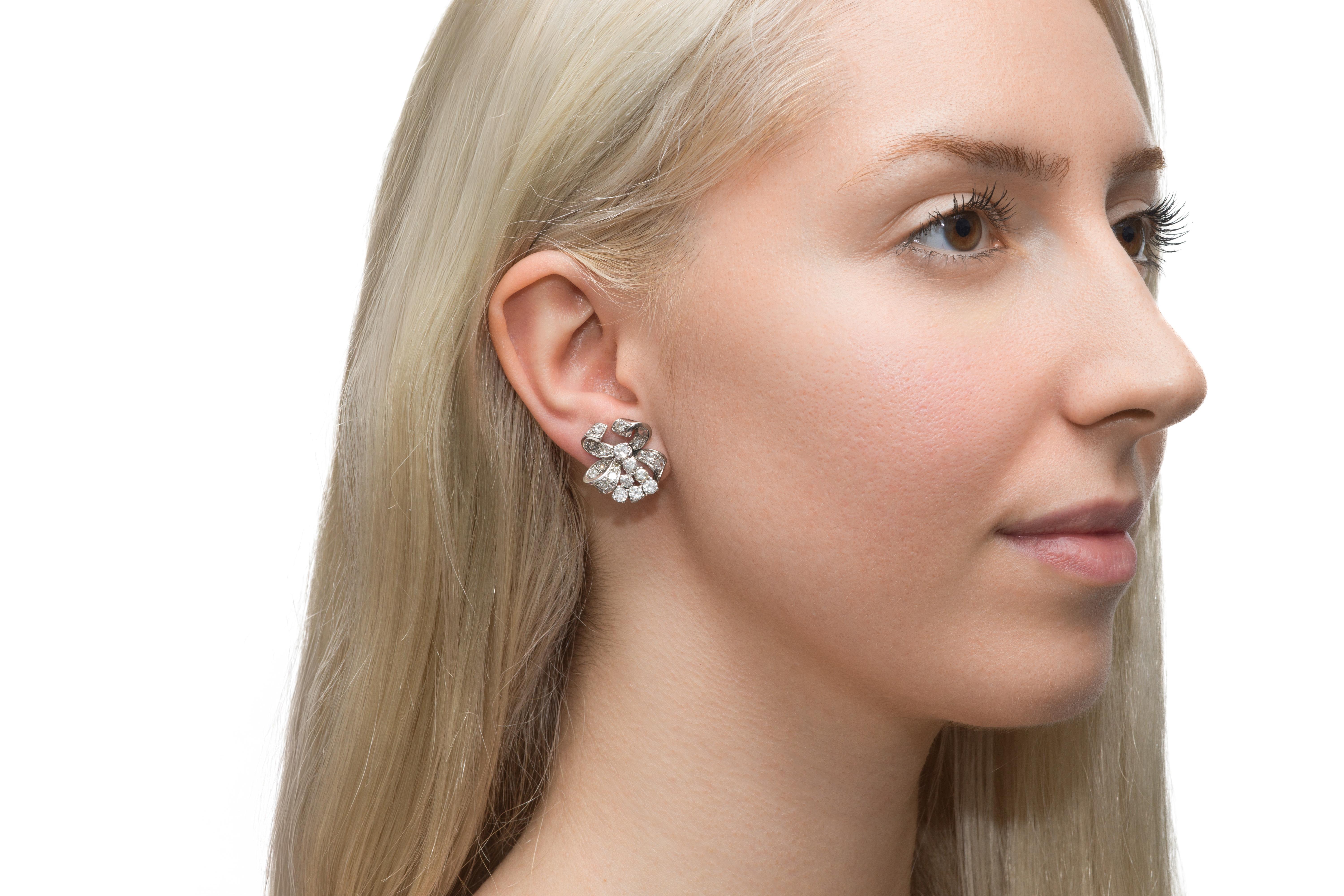 Vintage 1940s 4.50 Carat Diamond Ribbon Earrings In Good Condition For Sale In New York, NY