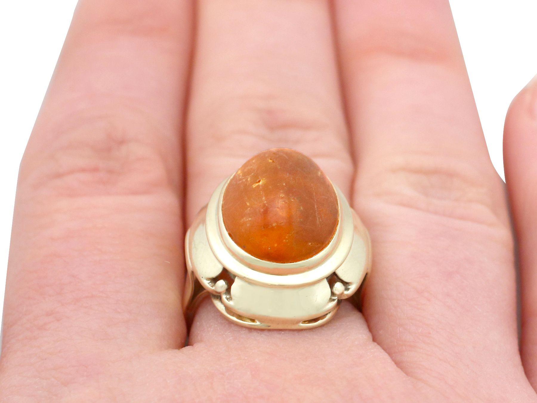 Vintage 1940s 4.61 Carat Cabochon Cut Amber and Yellow Gold Cocktail Ring For Sale 2