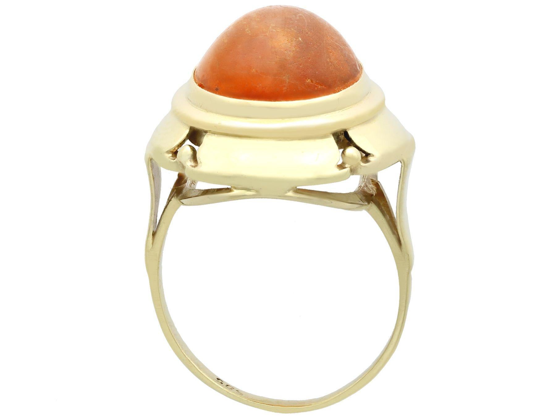 Vintage 1940s 4.61 Carat Cabochon Cut Amber and Yellow Gold Cocktail Ring In Excellent Condition For Sale In Jesmond, Newcastle Upon Tyne