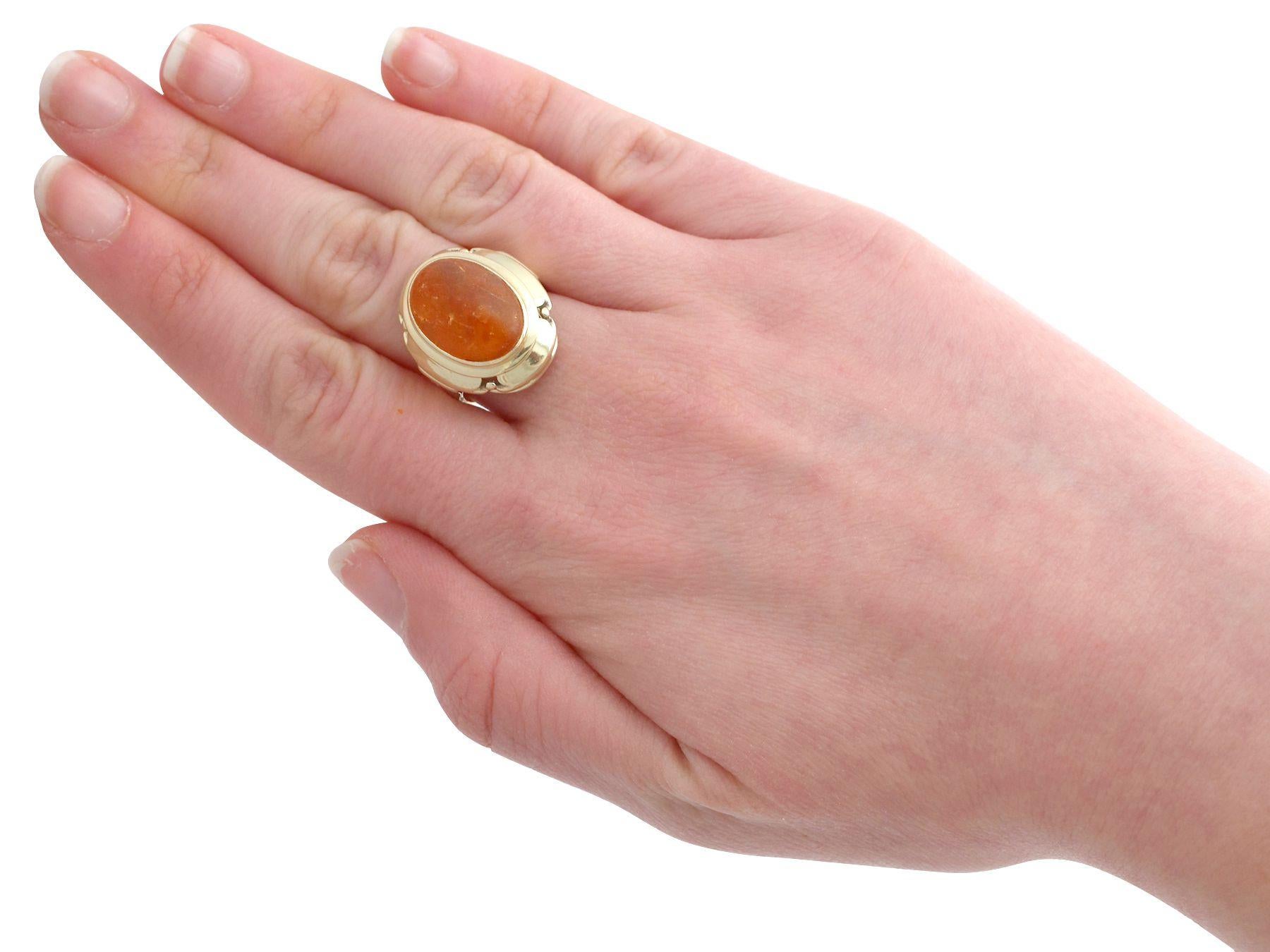 Women's or Men's Vintage 1940s 4.61 Carat Cabochon Cut Amber and Yellow Gold Cocktail Ring For Sale