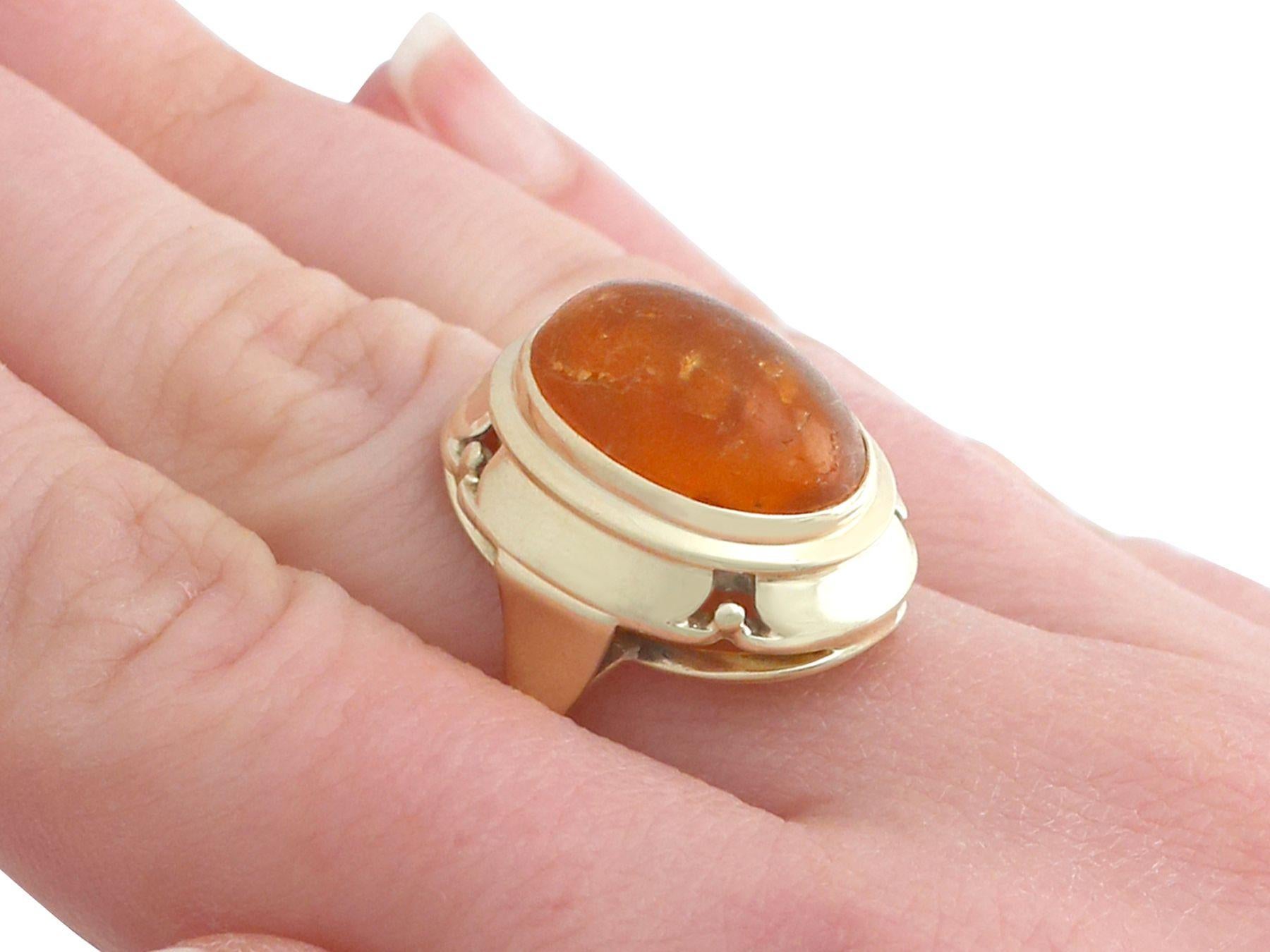 Vintage 1940s 4.61 Carat Cabochon Cut Amber and Yellow Gold Cocktail Ring For Sale 1