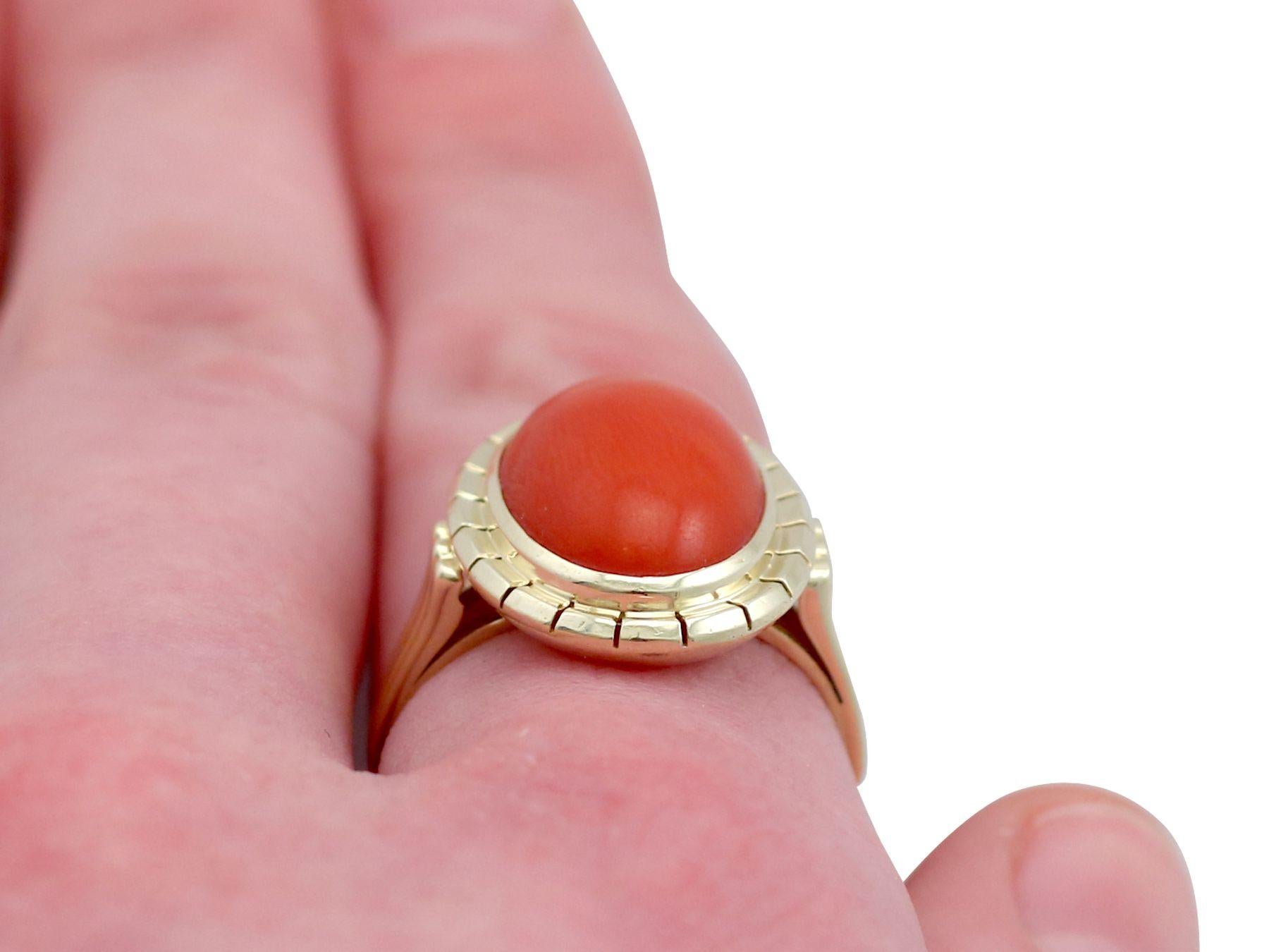 Vintage 1940s 4.84 Carat Cabochon Cut Coral and Yellow Gold Cocktail Ring For Sale 3