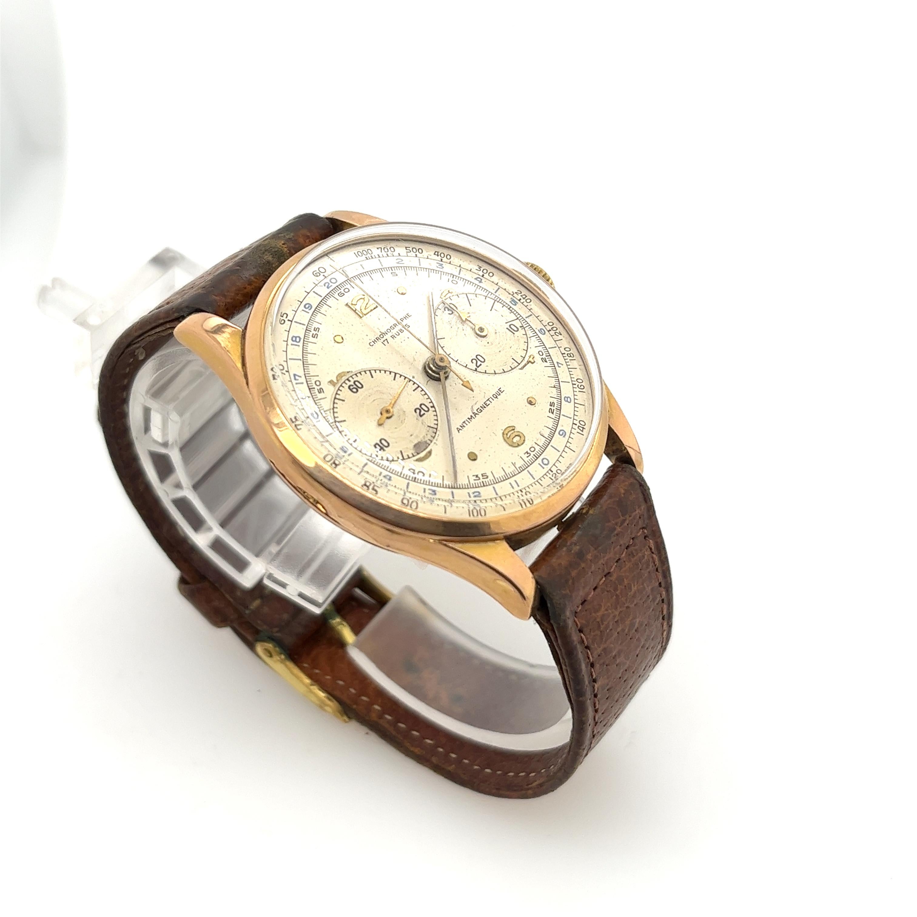 Diese seltene Vintage-Herrenuhr aus den 1940er- und 50er-Jahren ist aus 18 Karat Roségold gefertigt und bietet zeitlose Eleganz und Raffinesse. Die Uhr fängt den raffinierten Stil der Epoche ein und ist damit ein Sammlerstück für alle, die