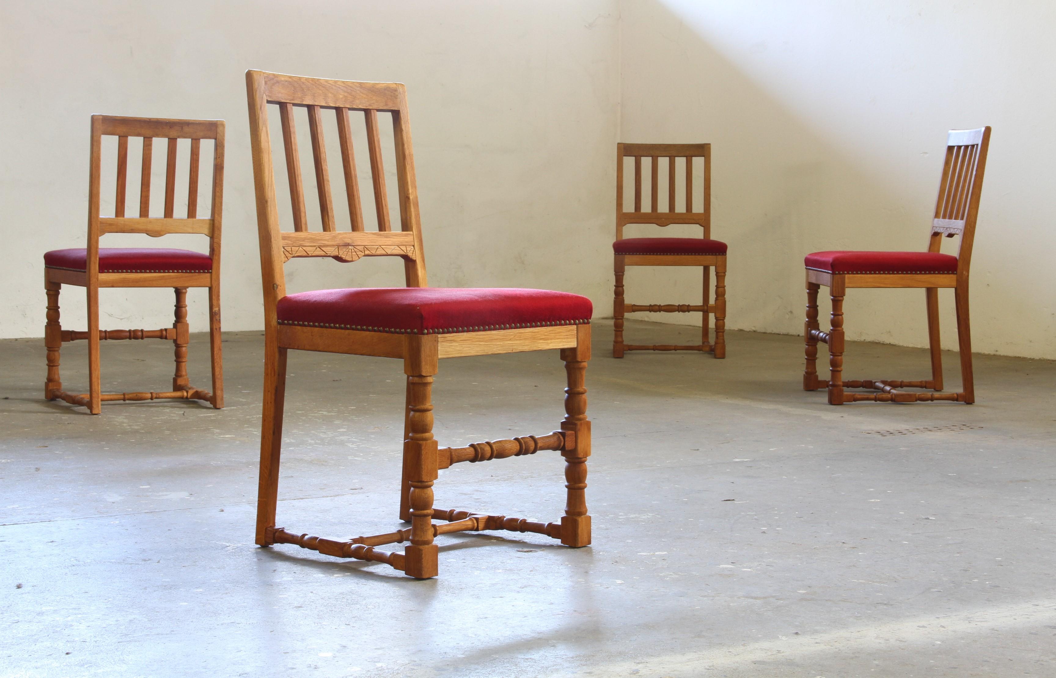 Vintage 1940s/50s Solid Oak Danish Farmhouse Chairs, Baroque style set of 4 In Good Condition For Sale In Store Heddinge, DK