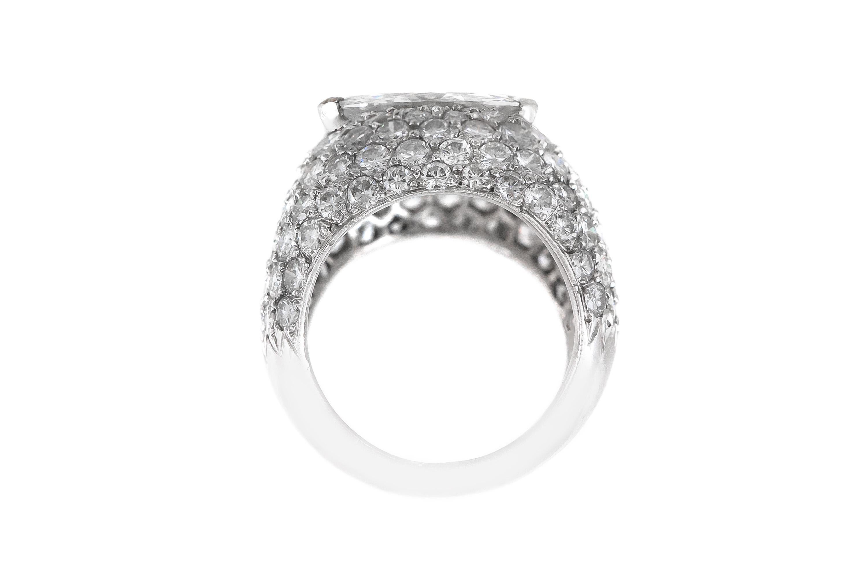 Finement réalisé en platine avec un diamant antique de taille Marquise pesant 1,68 carat, et des diamants ronds de taille Brillant pesant approximativement un total de 5,00 carats.
Circa 1940s
Taille 6 1/2, redimensionnable