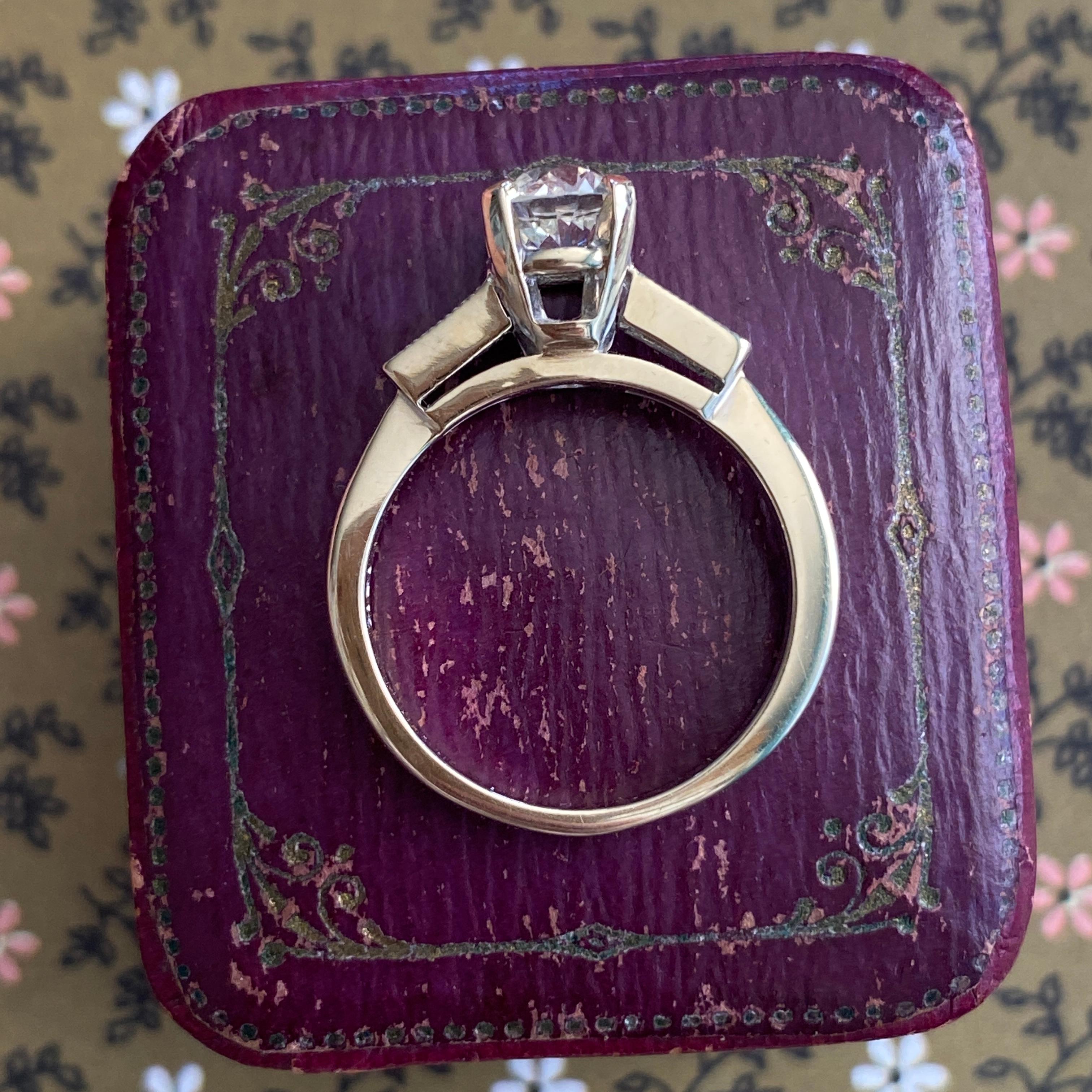 Vieille bague de fiançailles des années 1940 avec un diamant de 0,84ct en 18K en vente 5