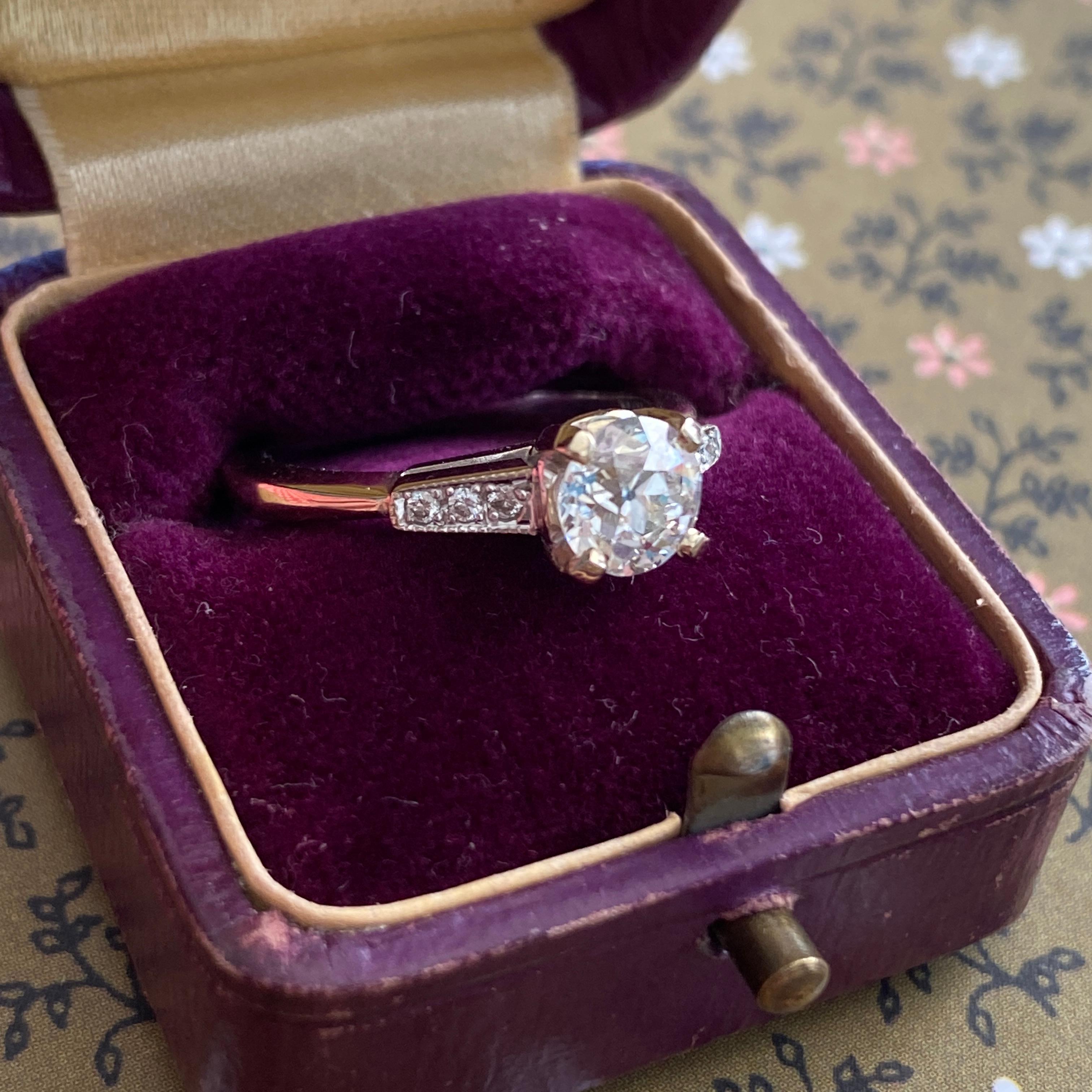 Vieille bague de fiançailles des années 1940 avec un diamant de 0,84ct en 18K en vente 9
