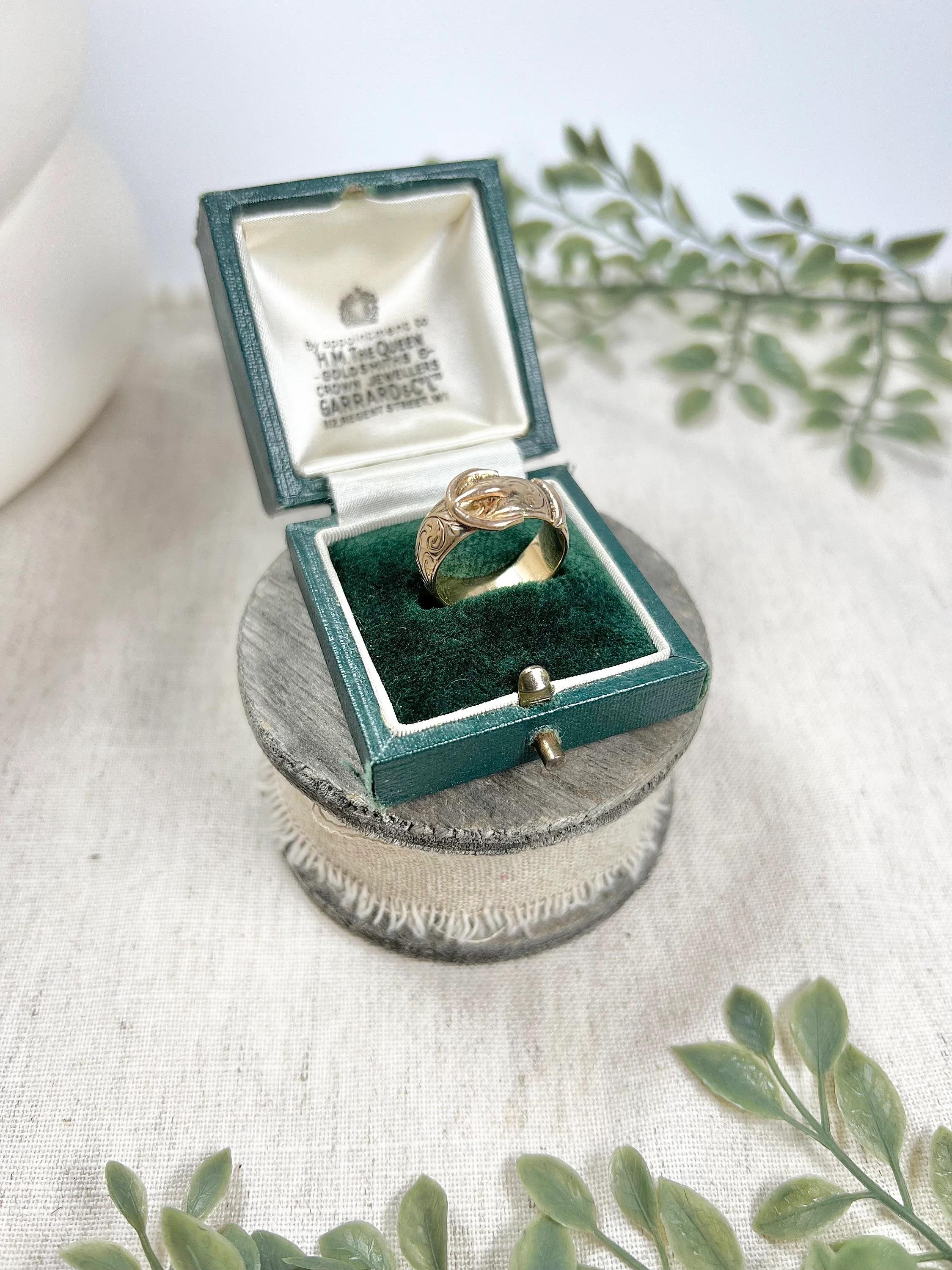 Vintage Schnalle Ring 

9ct Gelbgold 

Gepunzt London 1977

Herstellerzeichen L W & G 

Hübscher Ring mit Schnalle im Vintage-Stil und schönen Paisley-Details. Die Schnalle ist seit langem ein Symbol für ewige Liebe, Treue und Loyalität, da der