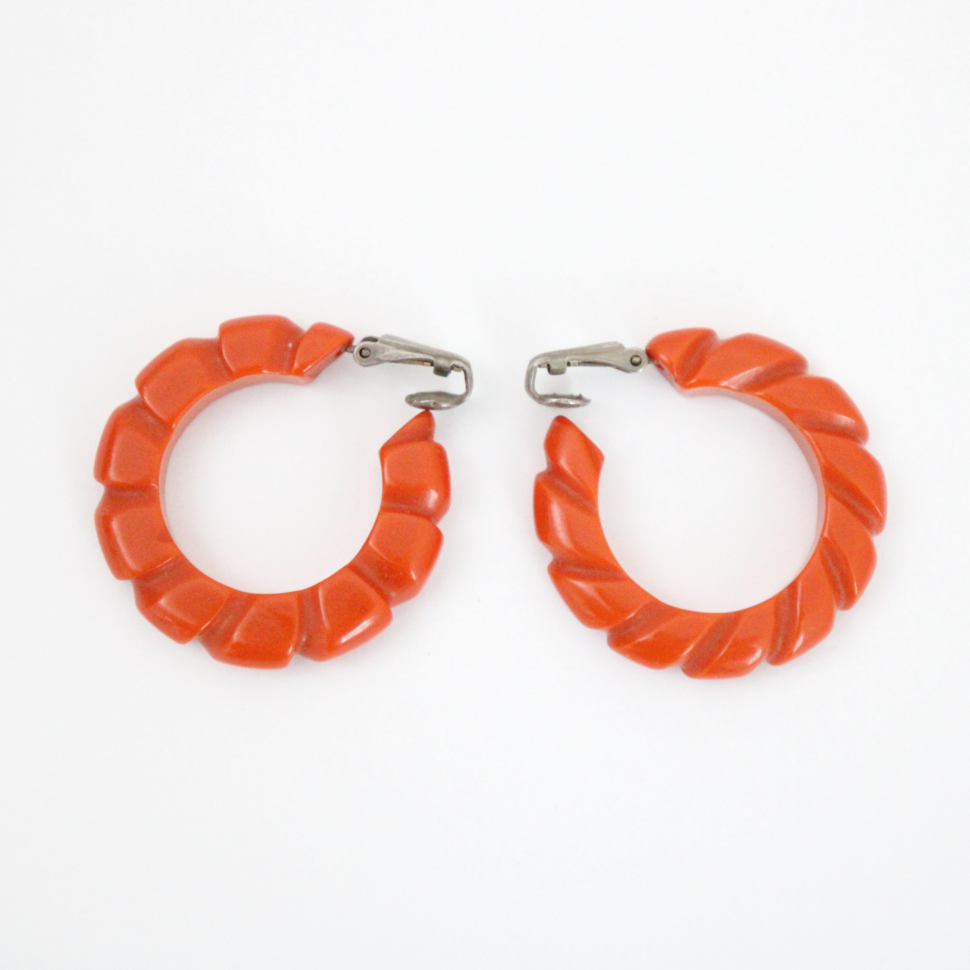 Art déco Vintage 1940's amber bakelite hoops 1940's bakelite hoop clip on earrings en vente