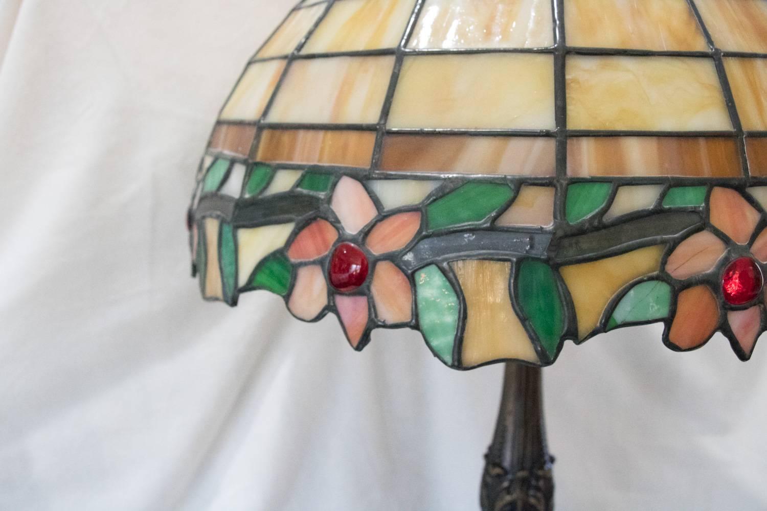 Vintage 1940s Art Deco Tiffany Style Fabulous Colors Lamp Lights Soft Glow In Good Condition In Westport, CT