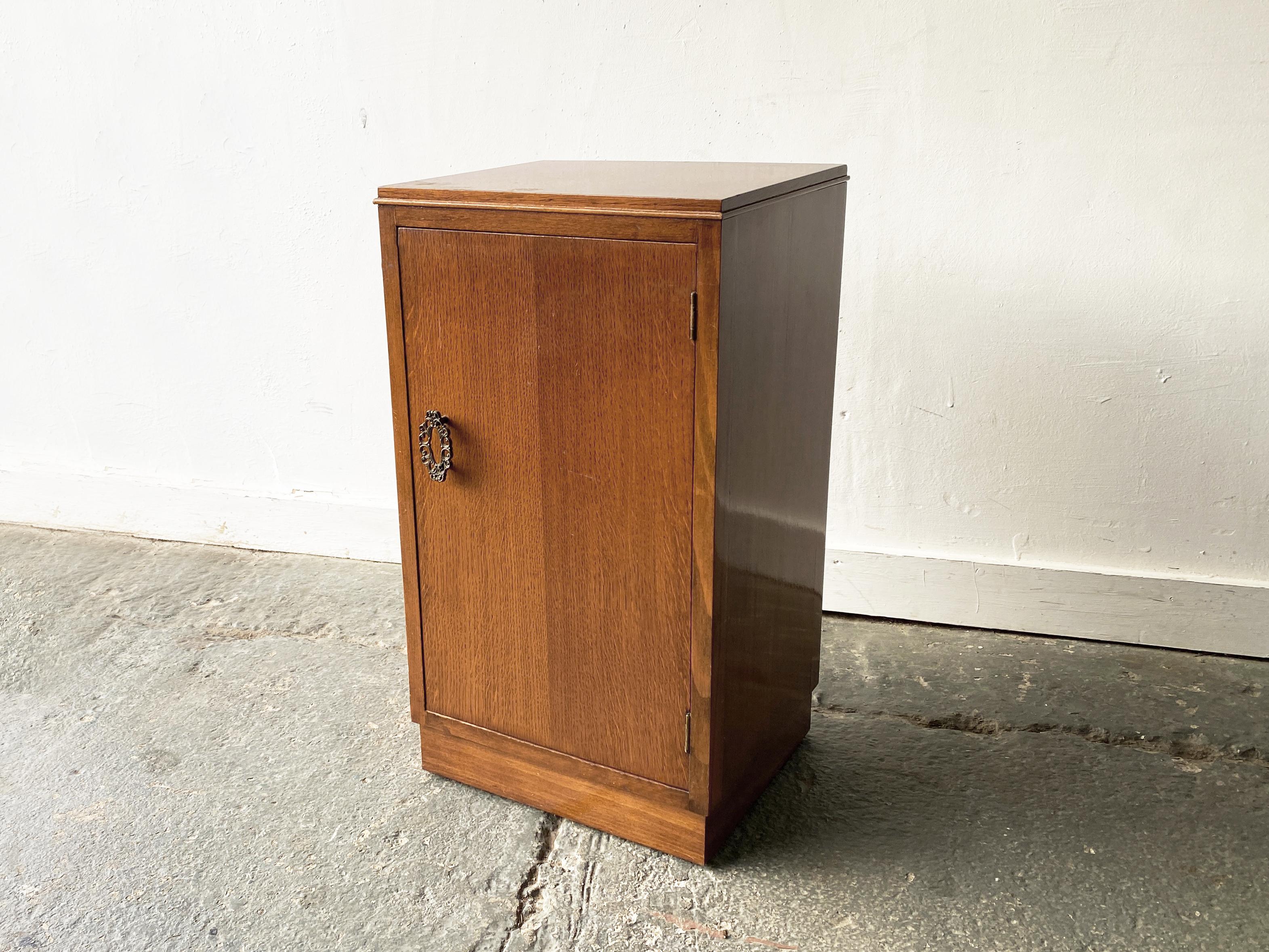 Une table de chevet vintage simple et élégante. Poignée de porte très décorative en laiton.

Taille 
Largeur 36cm x profondeur 31cm x hauteur 65cm

Matériau
Teck

Condit :
Très bon état de conservation du milieu du siècle dernier, avec seulement des