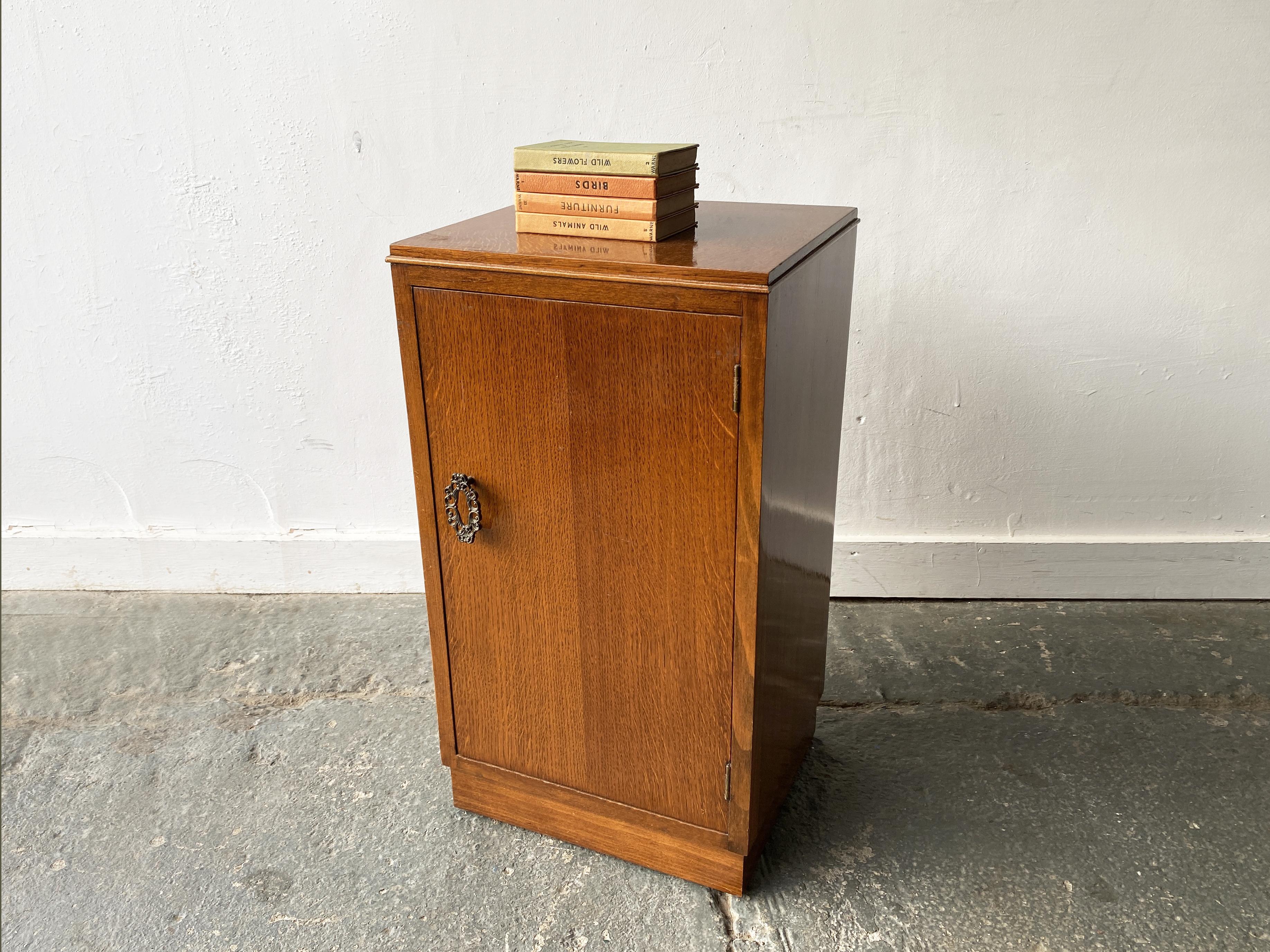 Mid-Century Modern Meuble de chevet vintage des années 1940 avec poignée décorative en vente