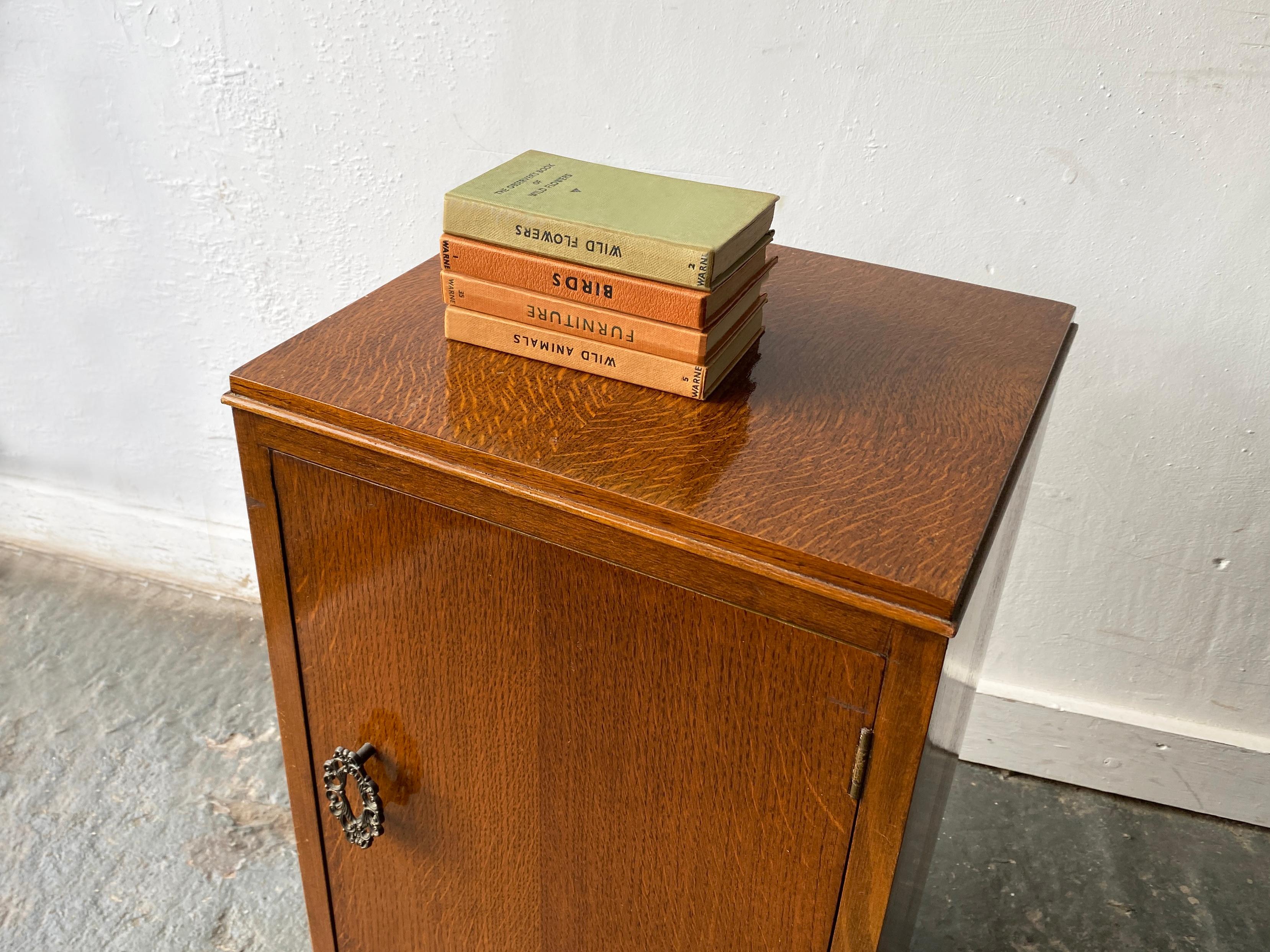 Meuble de chevet vintage des années 1940 avec poignée décorative Bon état - En vente à London, GB
