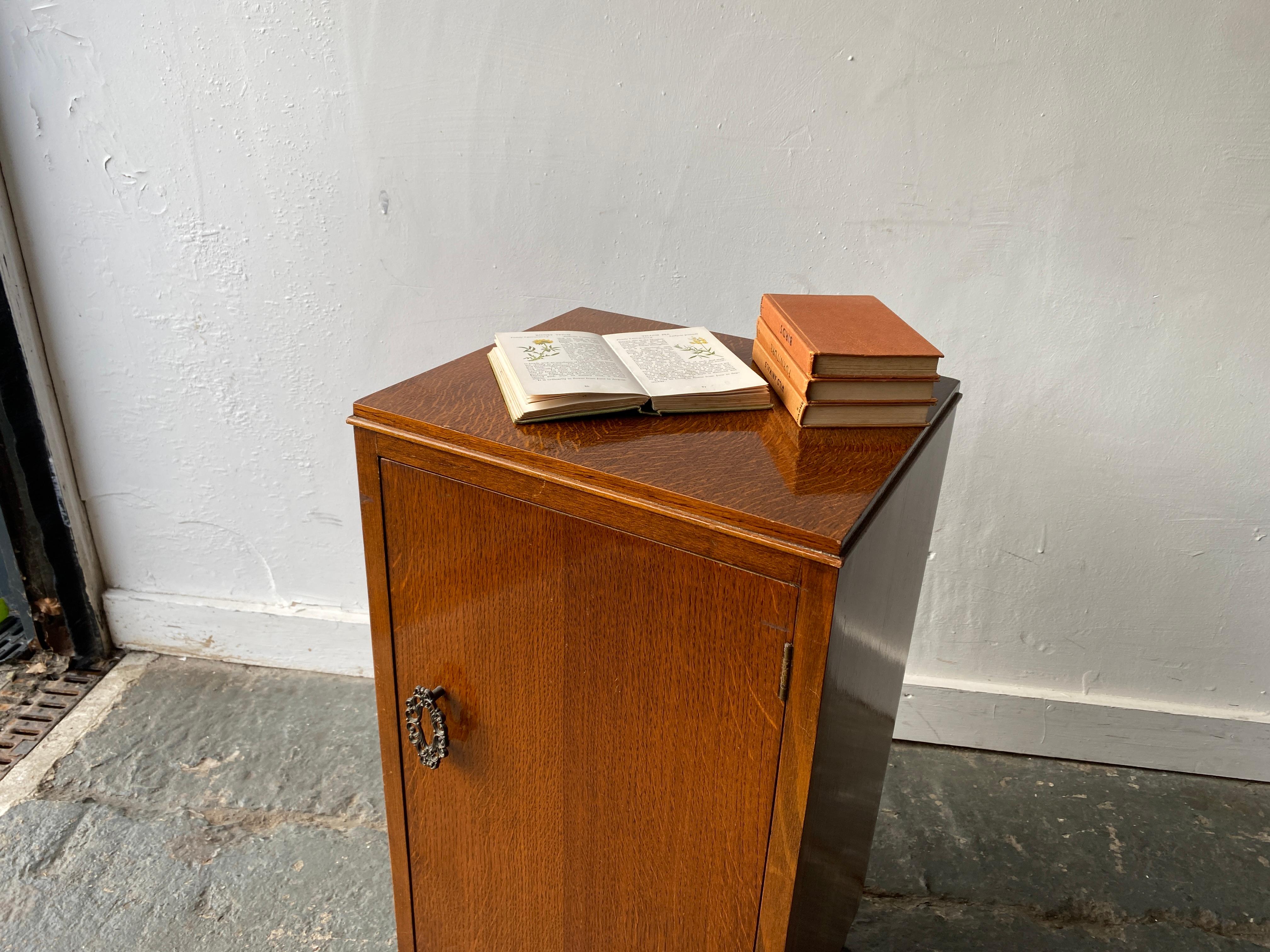 Milieu du XXe siècle Meuble de chevet vintage des années 1940 avec poignée décorative en vente
