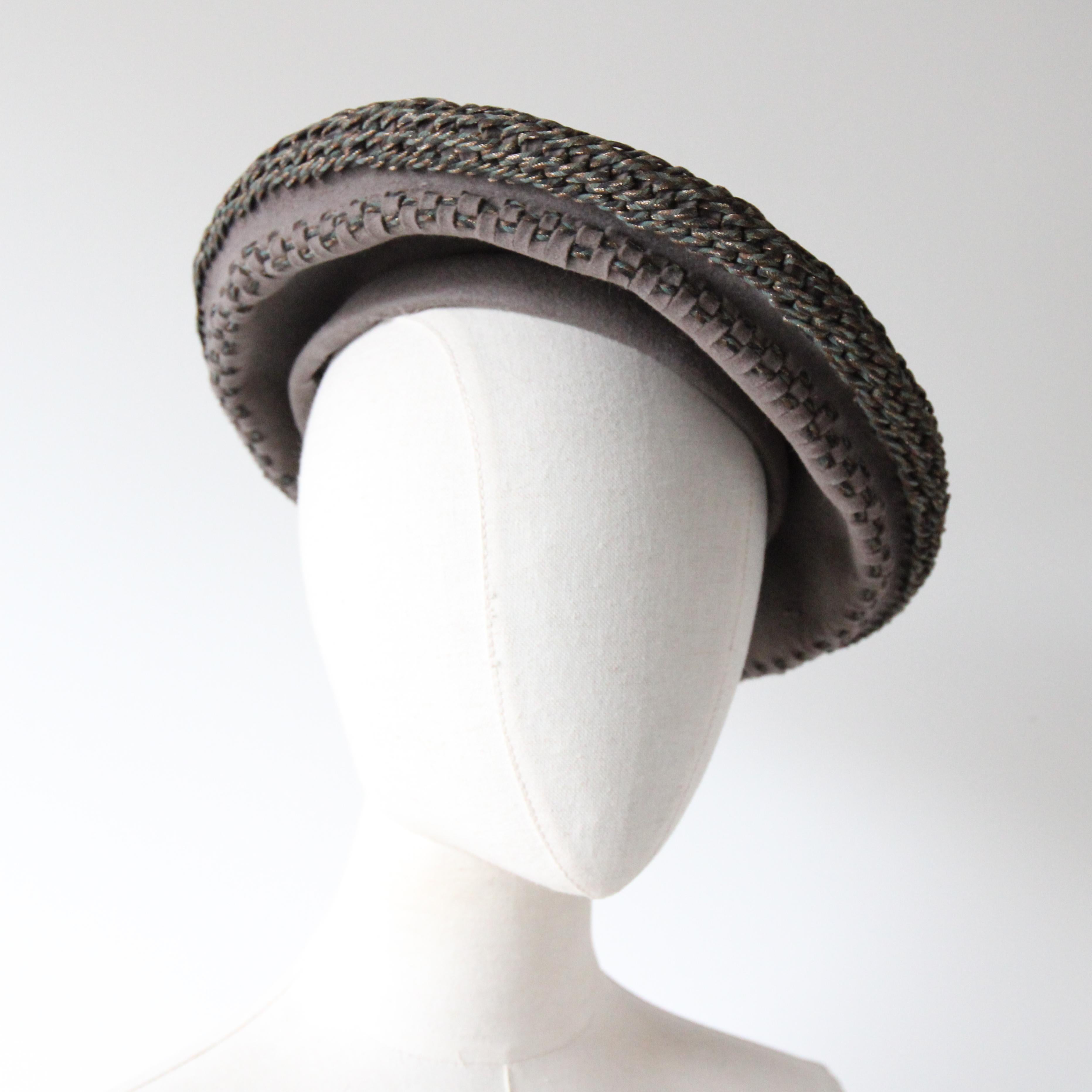 Grigio Berretto vintage anni '40 Berretto vintage anni '40 in feltro grigio lamé con trecce Cappello vintage in vendita