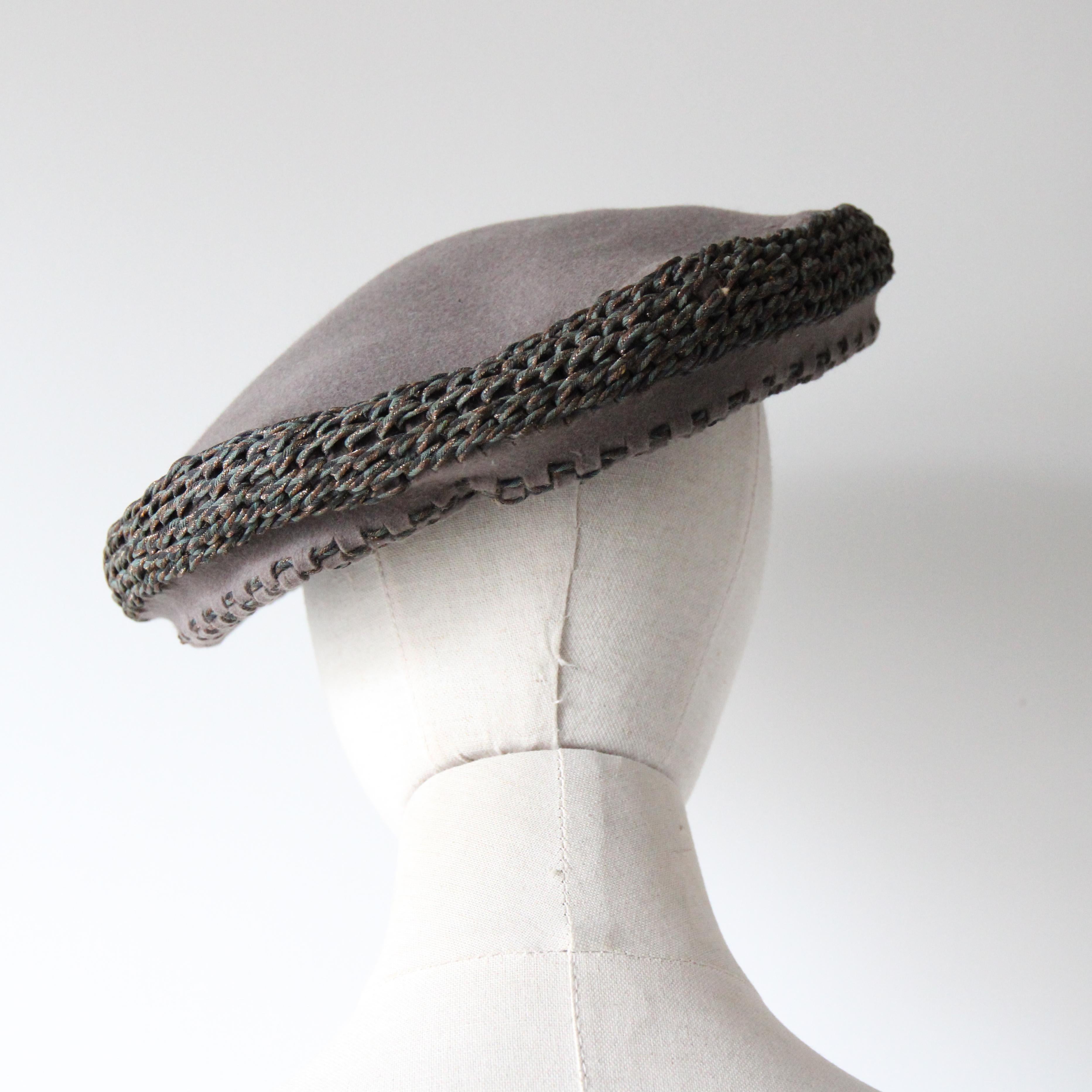 Berretto vintage anni '40 Berretto vintage anni '40 in feltro grigio lamé con trecce Cappello vintage In condizioni buone in vendita a Cheltenham, GB