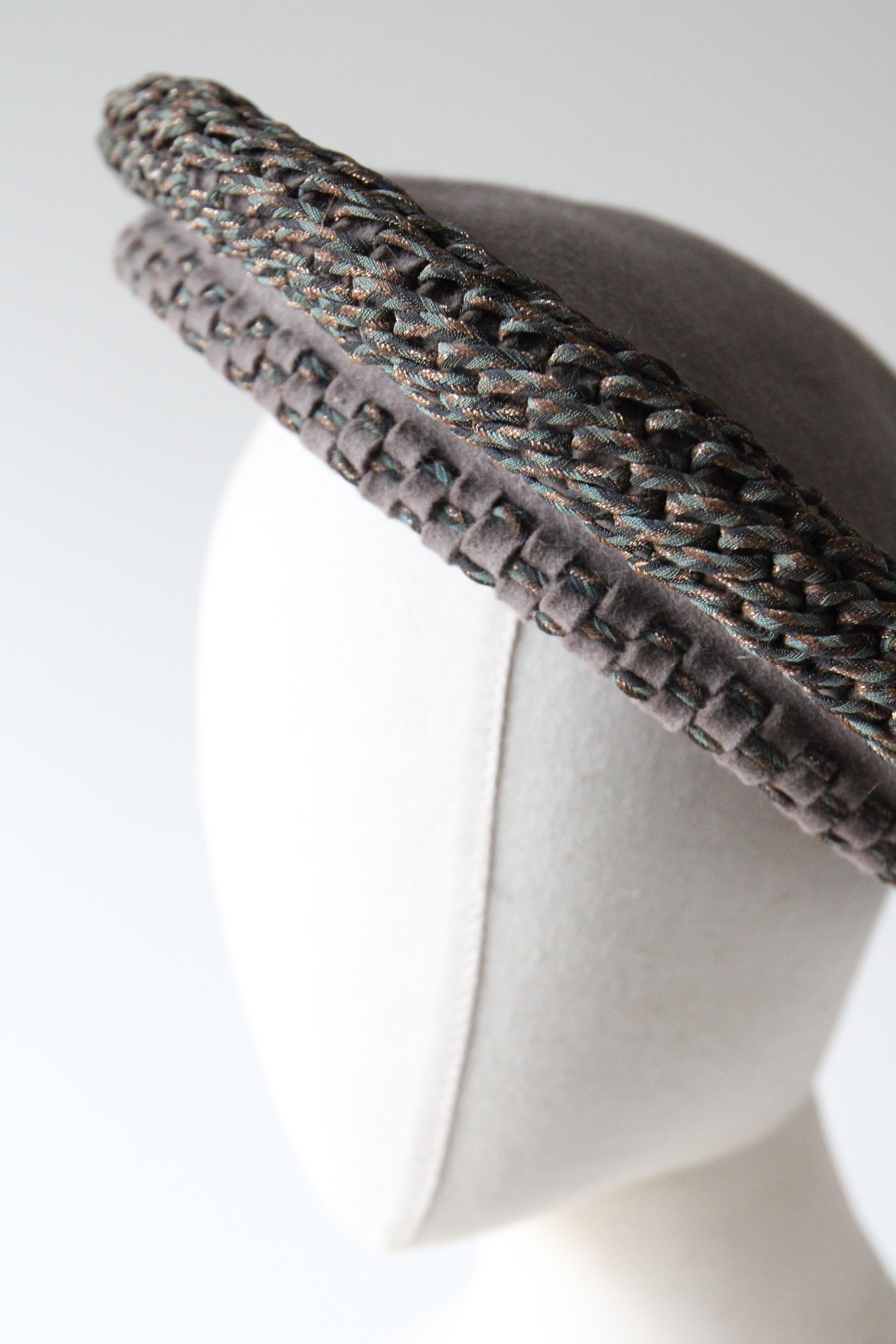 da uomo o donna Berretto vintage anni '40 Berretto vintage anni '40 in feltro grigio lamé con trecce Cappello vintage in vendita