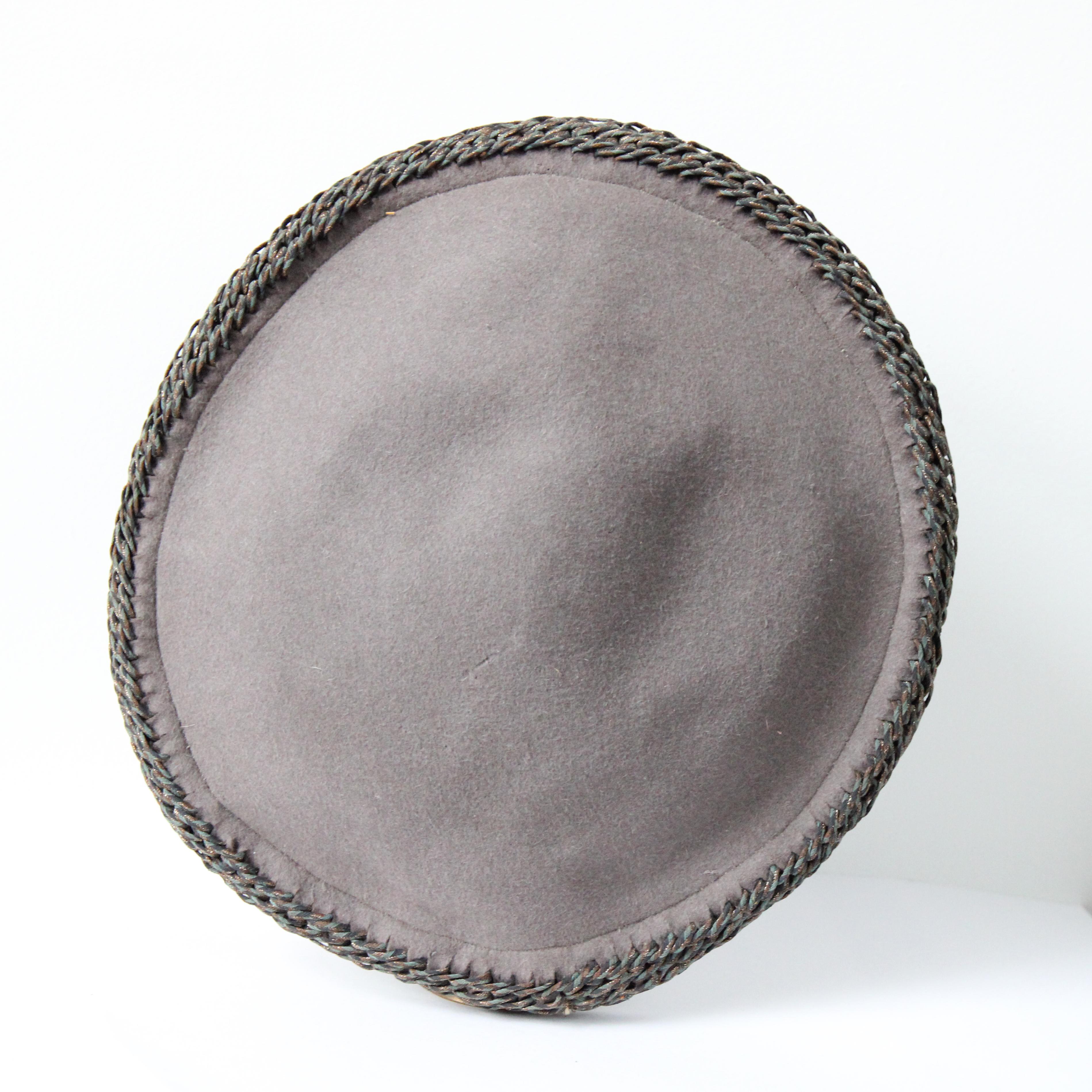 Berretto vintage anni '40 Berretto vintage anni '40 in feltro grigio lamé con trecce Cappello vintage in vendita 1