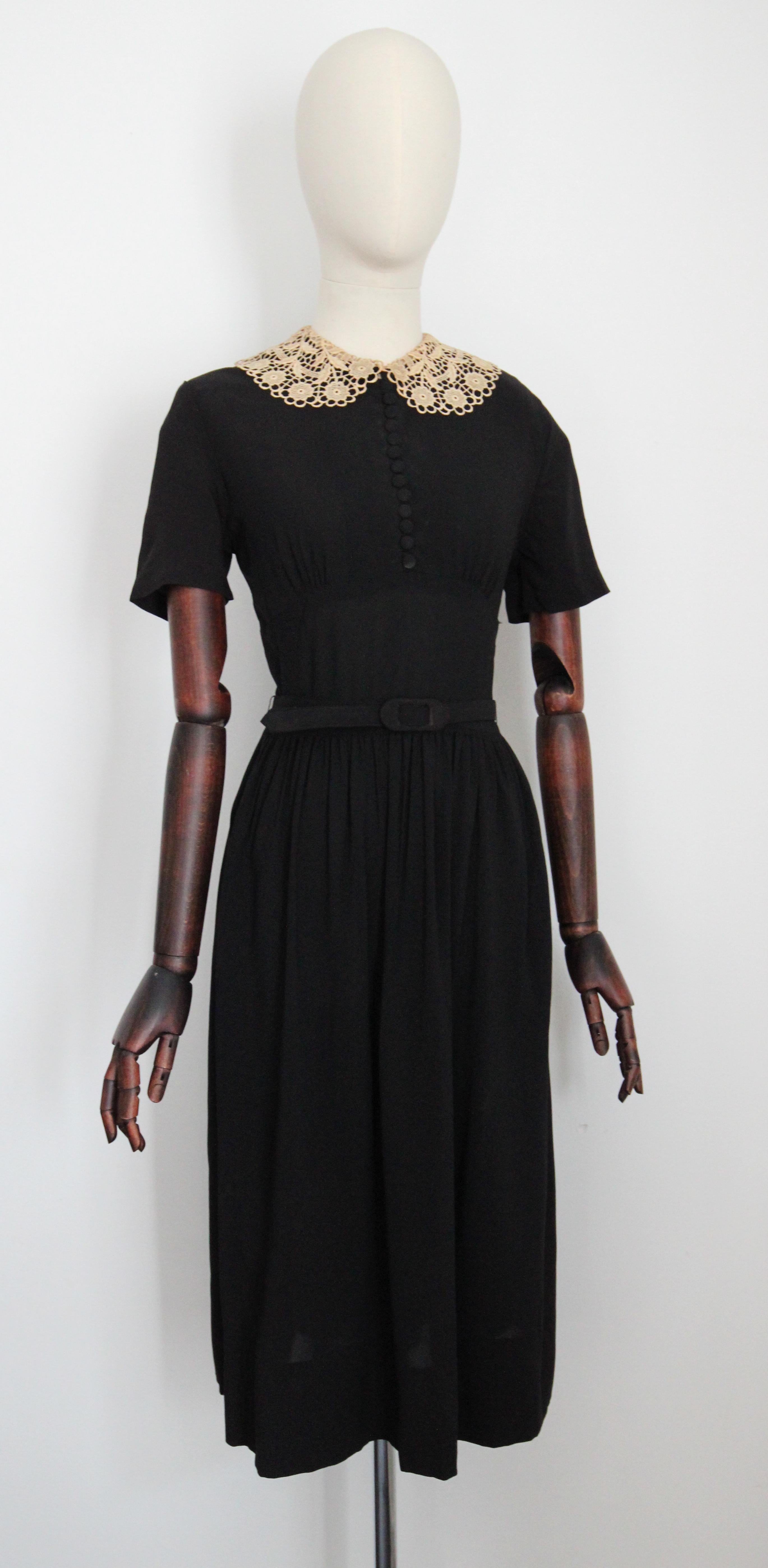 Vintage 1940's Black Silk Cream Collar Dress Button down Lace collar UK 8 US 4 In Good Condition For Sale In Cheltenham, GB