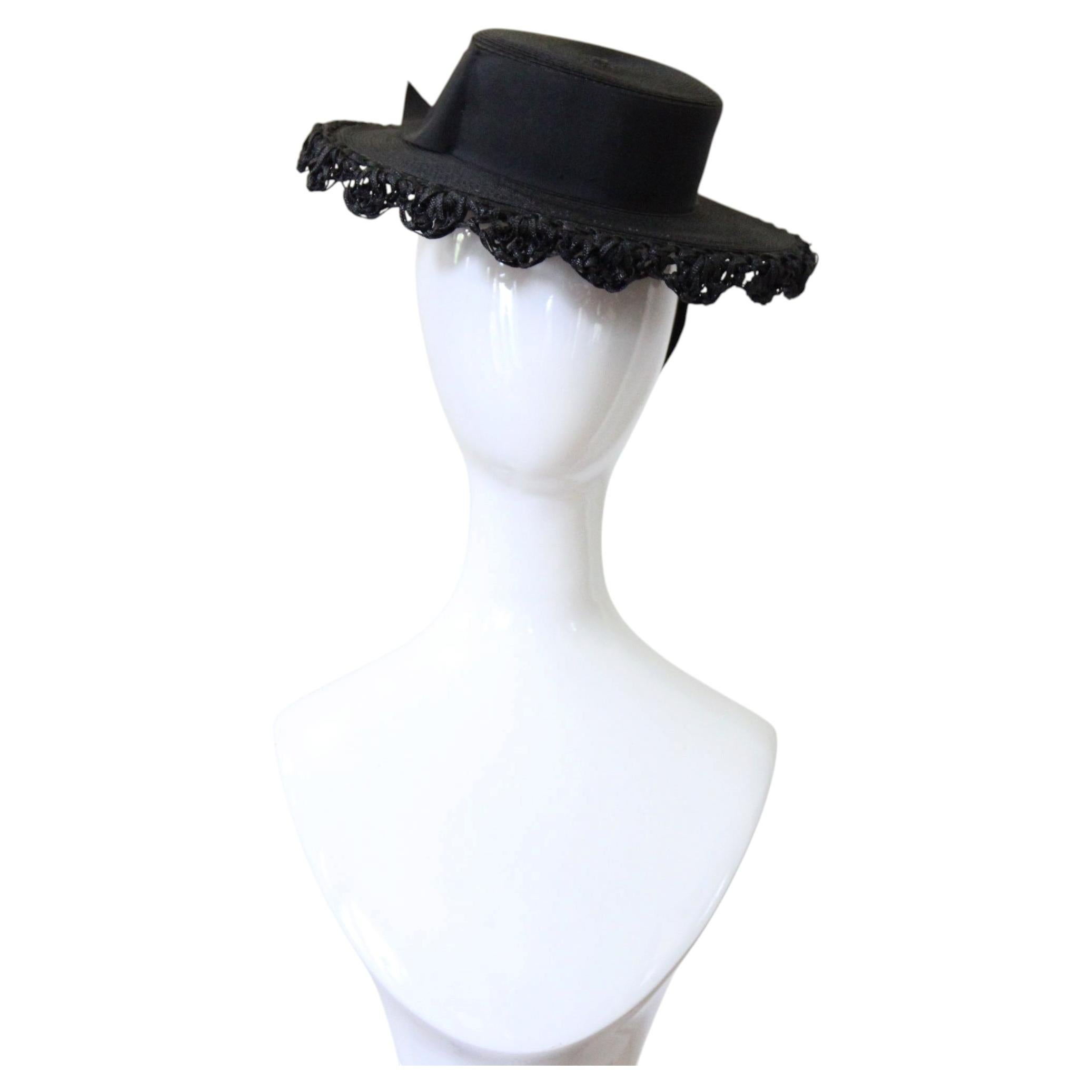 Cappello vintage degli anni '40 in paglia nera, modello "Percher", con tesa inclinata, di alta modisteria