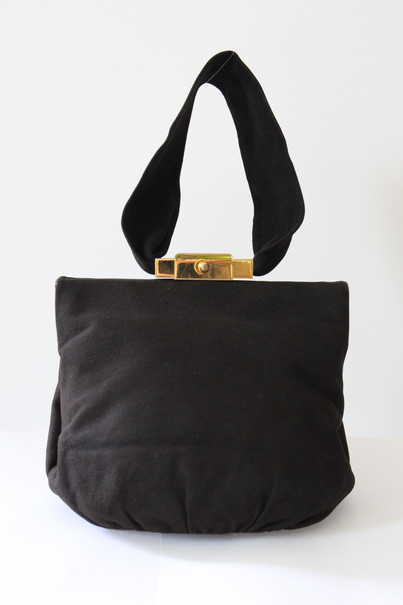 Vintage 1940's black suede wristlet purse original 1940s black suede handbag In Good Condition For Sale In Cheltenham, GB