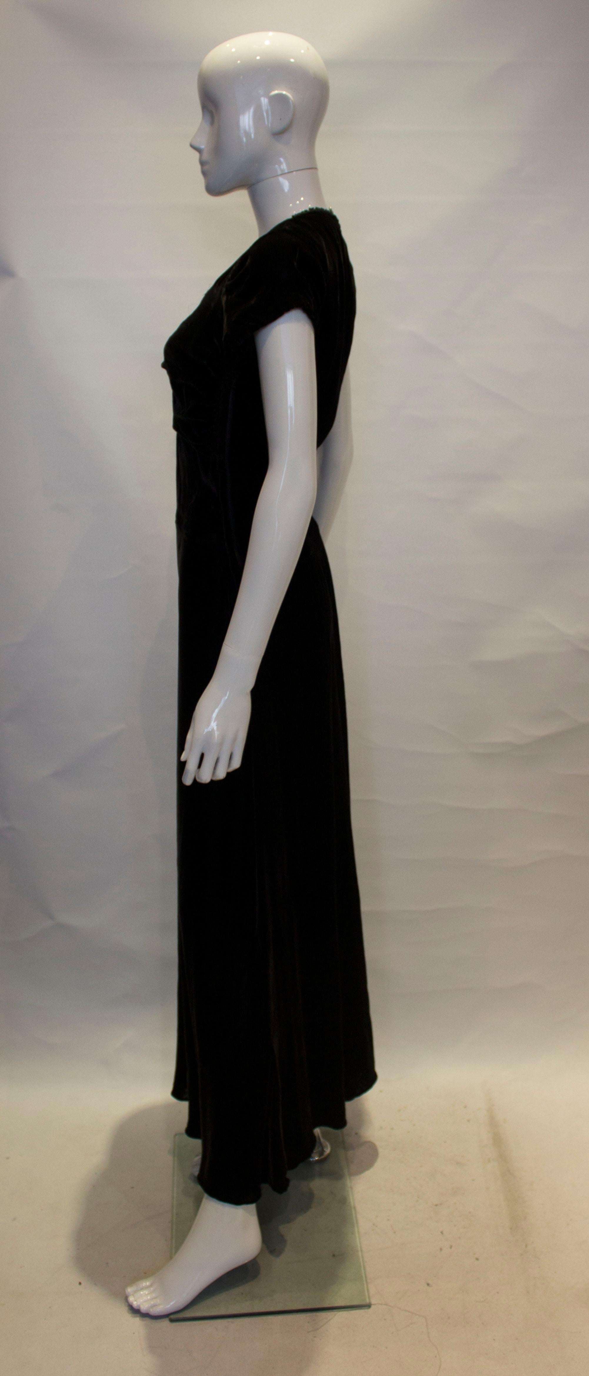 Vestido vintage de terciopelo negro de los años 40 en Bueno estado para la venta en London, GB