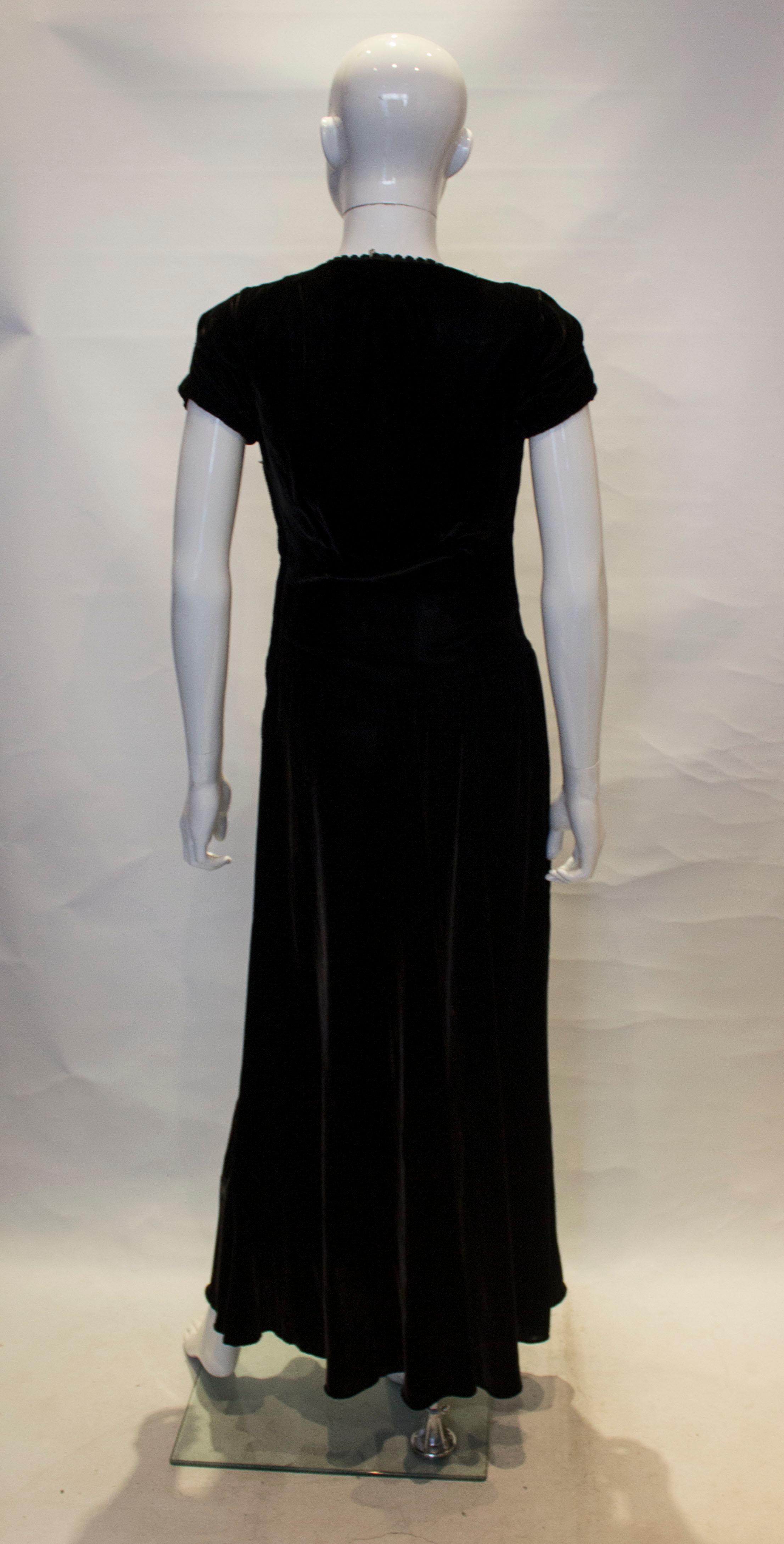 De las mujeres Vestido vintage de terciopelo negro de los años 40 en venta