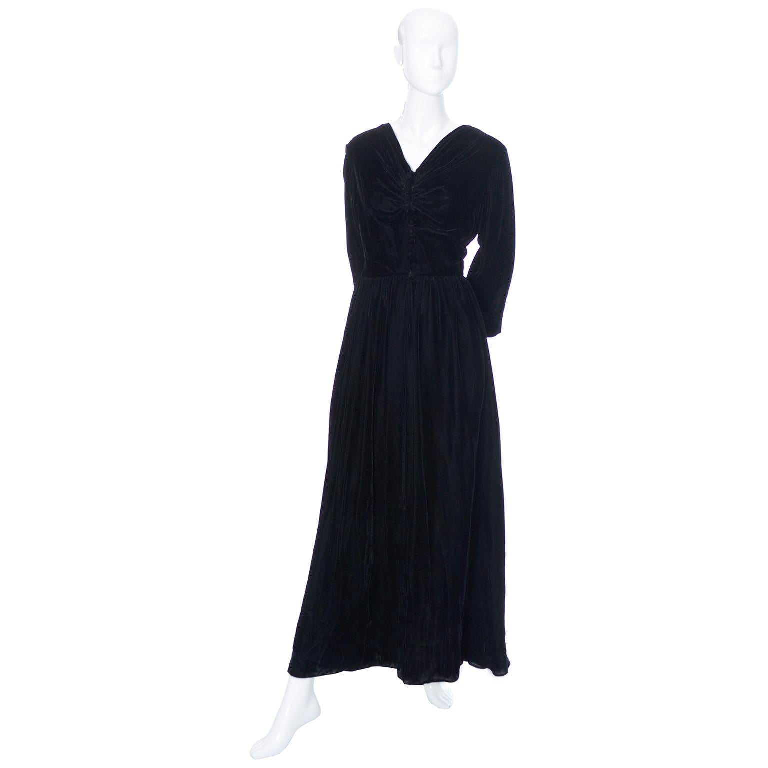 Dieses schwarze Samtkleid von Kamore aus den frühen 1940er Jahren war ursprünglich als Hostessenkleid oder luxuriöse Loungewear für die stilbewusste Frau der 40er Jahre gedacht.  Auch wenn sie nicht mehr als Hostessenkleider getragen werden, finden