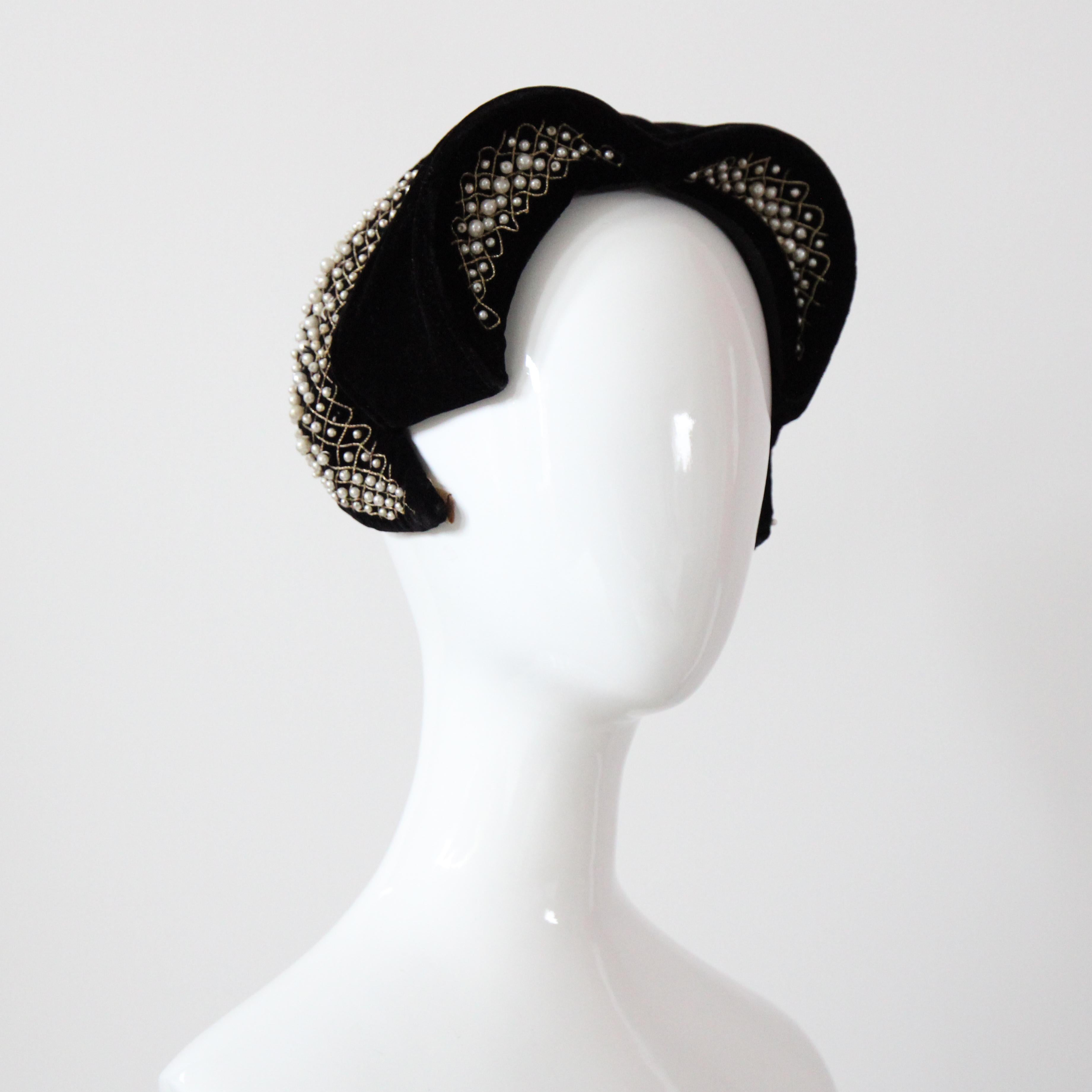 Vintage 1940s Velours Noir Chapeau Widows Peak Pearl Embellished en vente 6